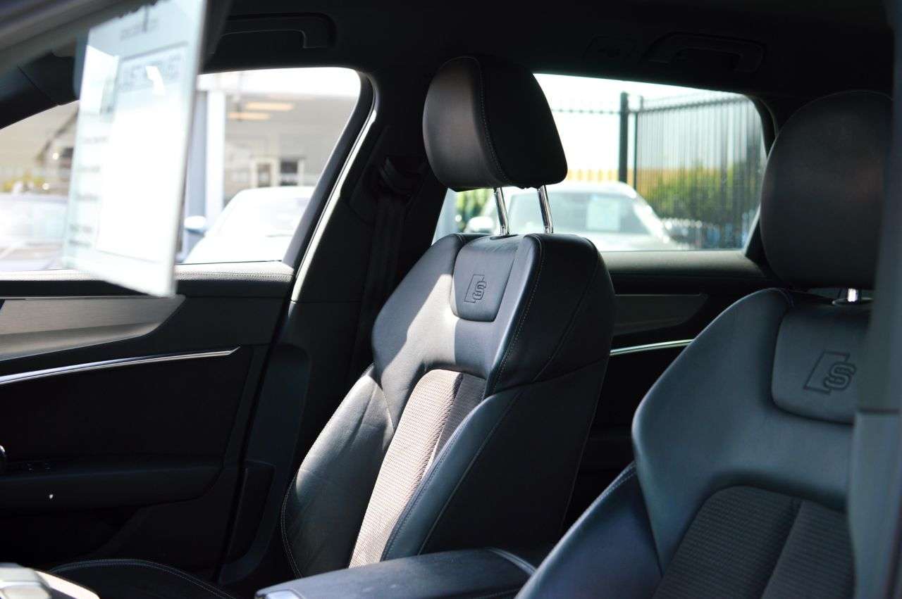A 2019 AUDI A6 AVANT 2.0 TDI 40 S line Estate 5dr Diesel S Tronic Euro 6 (s/s) (204 ps) REAR CAM A 2019 AUDI A6 AVANT 2.0 TDI 40 S line Estate 5dr Diesel S Tronic Euro 6 (s/s) (204 ps) REAR CAM