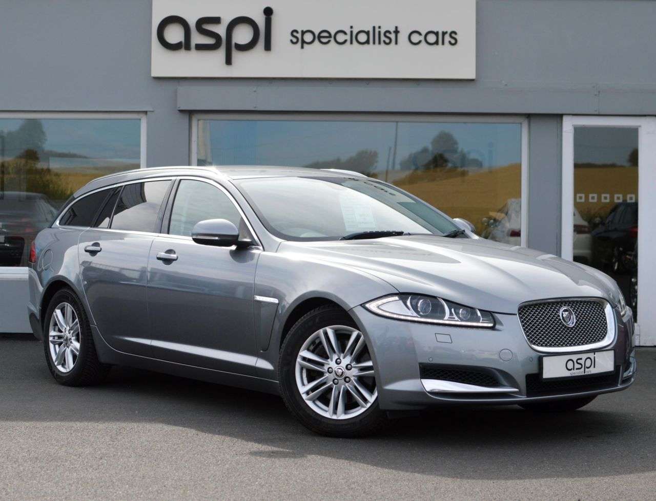 A 2013 JAGUAR XF 3.0d V6 Luxury Sportbrake 5dr Diesel Auto Euro 5 (s/s) (240 ps) PADDLE SHIF A 2013 JAGUAR XF 3.0d V6 Luxury Sportbrake 5dr Diesel Auto Euro 5 (s/s) (240 ps) PADDLE SHIF