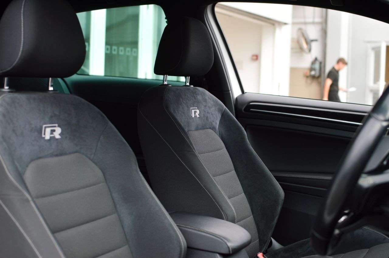 A 2019 VOLKSWAGEN GOLF 2.0 TSI R Hatchback 3dr Petrol DSG 4Motion Euro 6 (s/s) (300 ps) APPLE CARP A 2019 VOLKSWAGEN GOLF 2.0 TSI R Hatchback 3dr Petrol DSG 4Motion Euro 6 (s/s) (300 ps) APPLE CARP