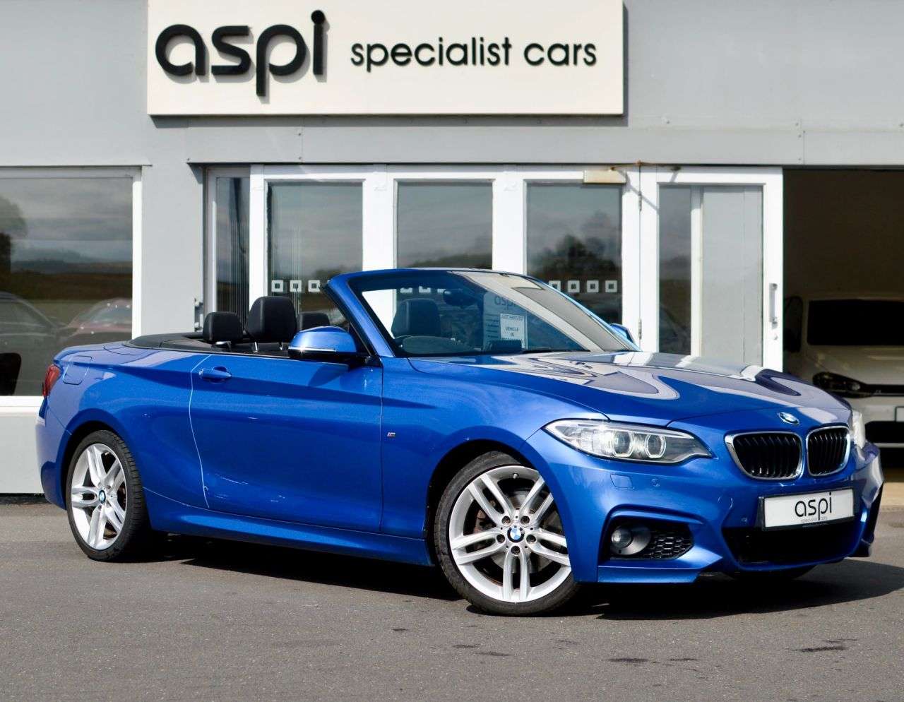 A 2016 BMW 2 SERIES 2.0 220i M Sport Convertible 2dr Petrol Manual Euro 6 (s/s) (184 ps) WIND D A 2016 BMW 2 SERIES 2.0 220i M Sport Convertible 2dr Petrol Manual Euro 6 (s/s) (184 ps) WIND D