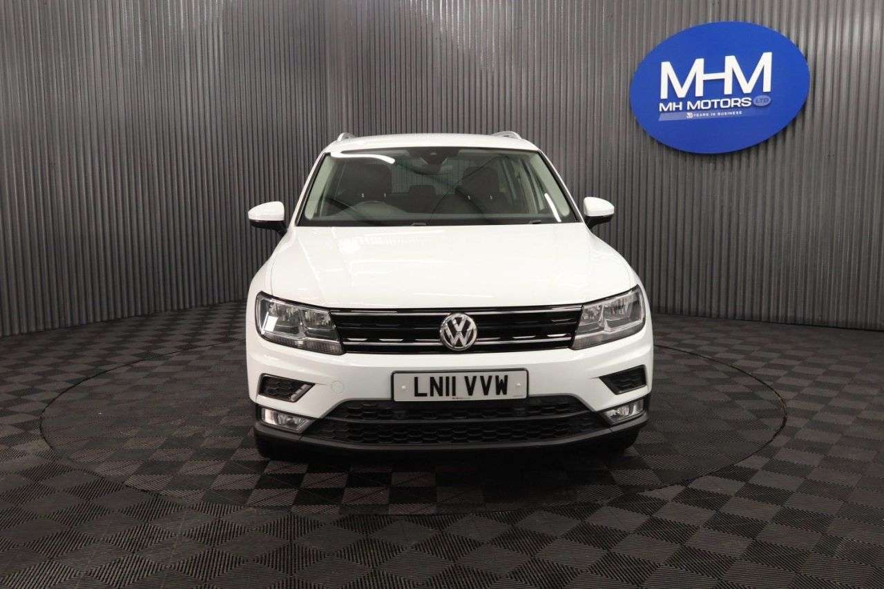 A 2016 VOLKSWAGEN TIGUAN 2.0 TDI BlueMotion Tech SE Navigation SUV 5dr Diesel DSG 4Motion Euro 6 (s/ A 2016 VOLKSWAGEN TIGUAN 2.0 TDI BlueMotion Tech SE Navigation SUV 5dr Diesel DSG 4Motion Euro 6 (s/