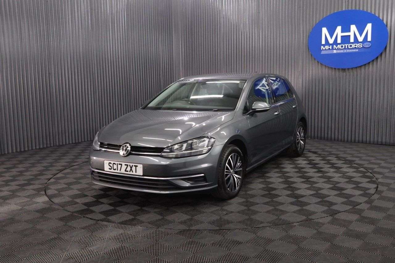 A 2017 VOLKSWAGEN GOLF 1.6 TDI BlueMotion Tech SE Hatchback 5dr Diesel Manual Euro 6 (s/s) (115 ps A 2017 VOLKSWAGEN GOLF 1.6 TDI BlueMotion Tech SE Hatchback 5dr Diesel Manual Euro 6 (s/s) (115 ps