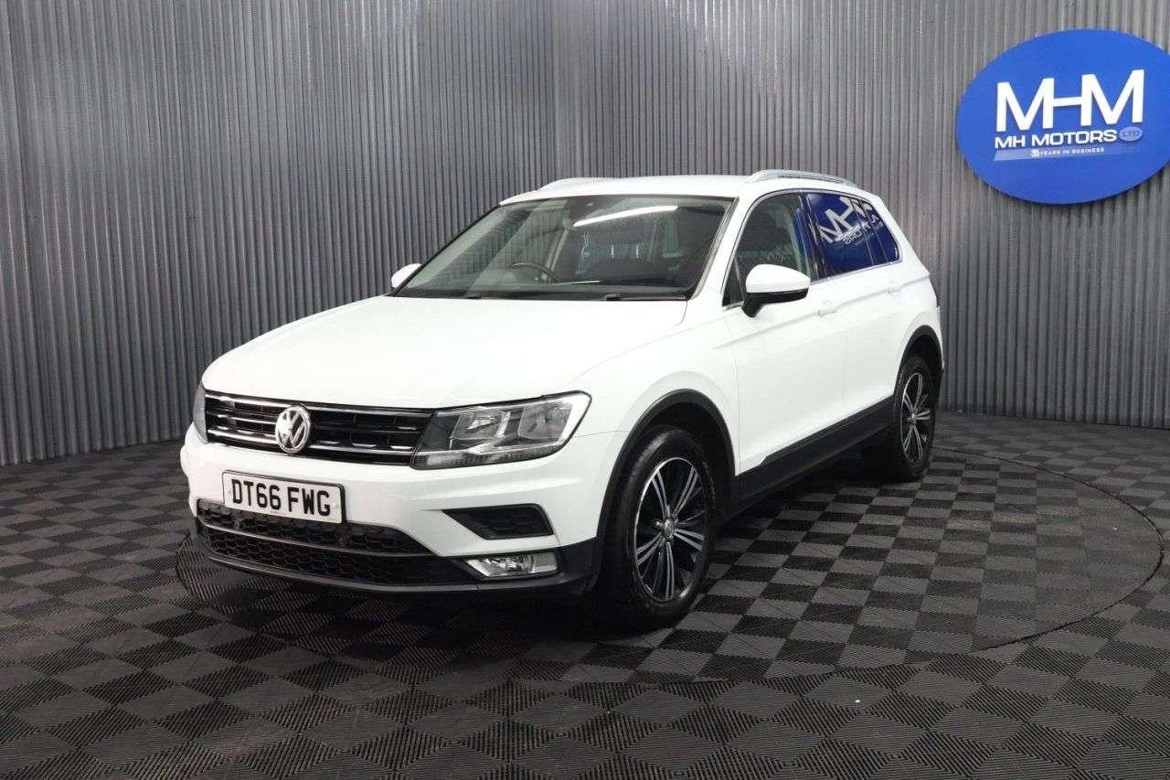 A 2017 VOLKSWAGEN TIGUAN 2.0 TDI BlueMotion Tech SE Navigation SUV 5dr Diesel DSG 4Motion Euro 6 (s/ A 2017 VOLKSWAGEN TIGUAN 2.0 TDI BlueMotion Tech SE Navigation SUV 5dr Diesel DSG 4Motion Euro 6 (s/