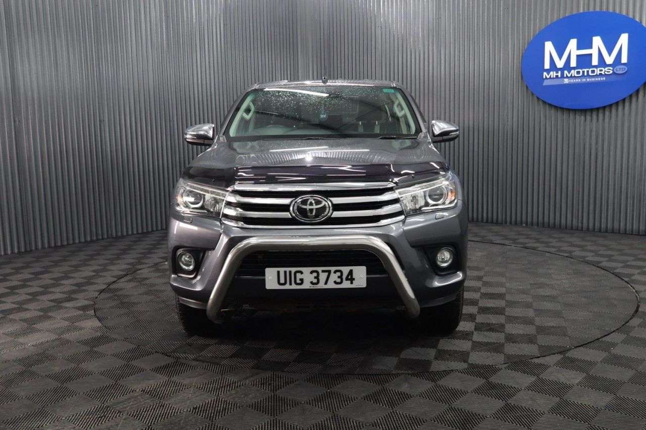 A 2019 TOYOTA HI-LUX 2.4 D-4D Invincible Pickup Double Cab 4dr Diesel Manual 4WD Euro 6 (s/s) (T A 2019 TOYOTA HI-LUX 2.4 D-4D Invincible Pickup Double Cab 4dr Diesel Manual 4WD Euro 6 (s/s) (T