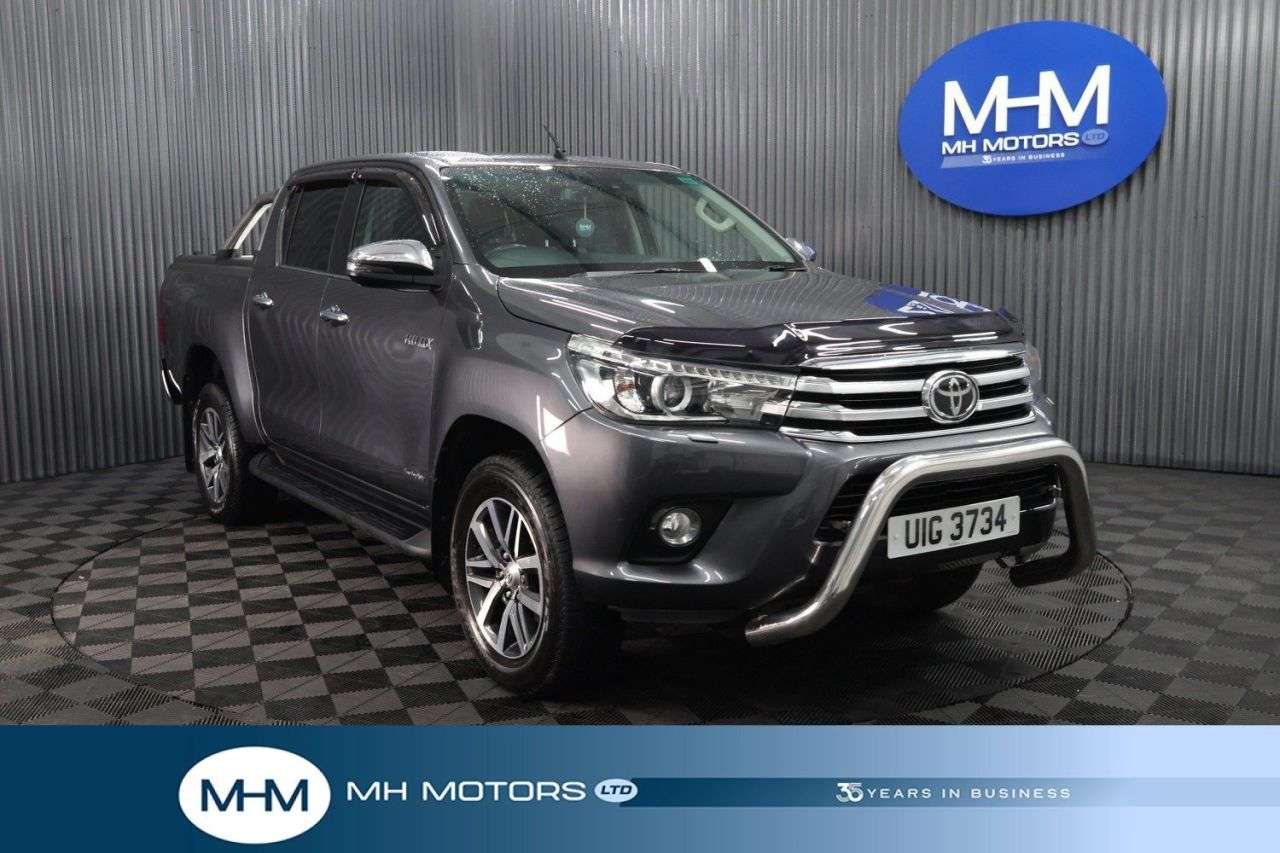 A 2019 TOYOTA HI-LUX 2.4 D-4D Invincible Pickup Double Cab 4dr Diesel Manual 4WD Euro 6 (s/s) (T A 2019 TOYOTA HI-LUX 2.4 D-4D Invincible Pickup Double Cab 4dr Diesel Manual 4WD Euro 6 (s/s) (T