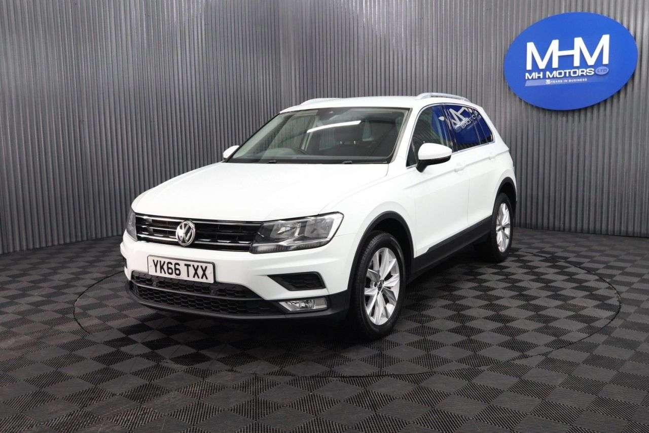 A 2016 VOLKSWAGEN TIGUAN 2.0 TDI BlueMotion Tech SE Navigation SUV 5dr Diesel DSG 4Motion Euro 6 (s/ A 2016 VOLKSWAGEN TIGUAN 2.0 TDI BlueMotion Tech SE Navigation SUV 5dr Diesel DSG 4Motion Euro 6 (s/