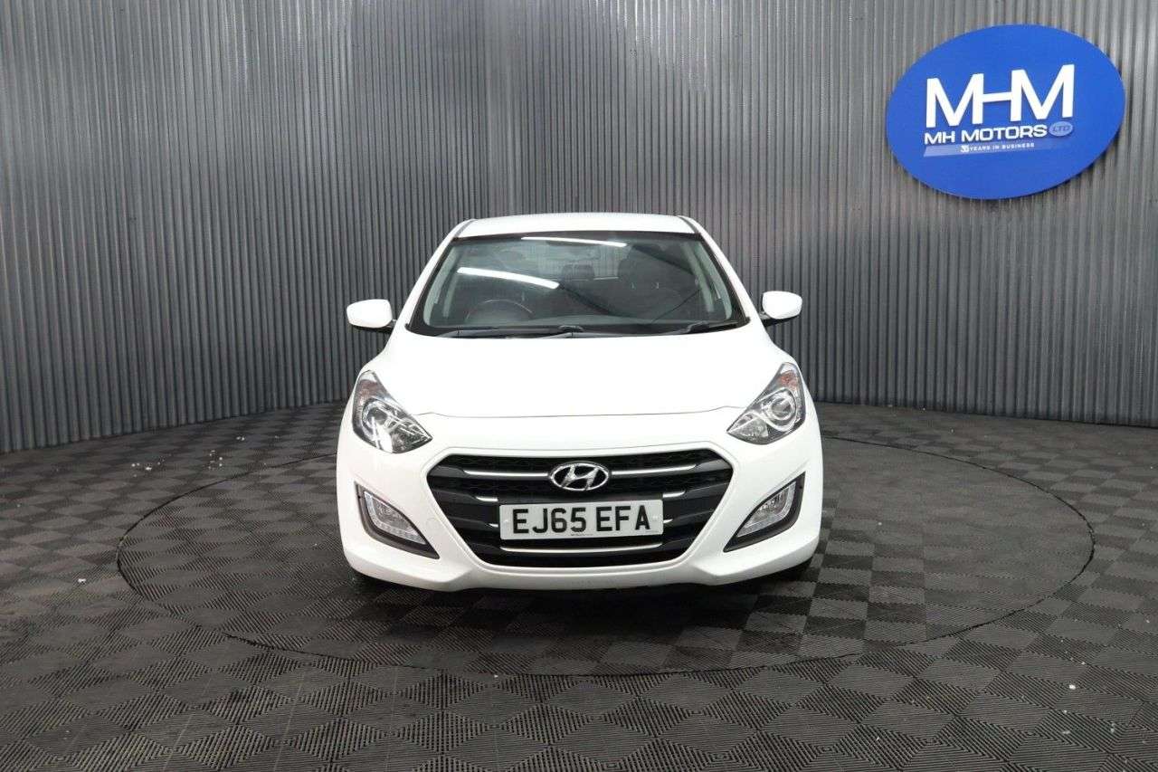 A 2015 HYUNDAI I30 1.6 CRDi Blue Drive SE Hatchback 5dr Diesel Manual Euro 6 (s/s) (110 ps) LO A 2015 HYUNDAI I30 1.6 CRDi Blue Drive SE Hatchback 5dr Diesel Manual Euro 6 (s/s) (110 ps) LO
