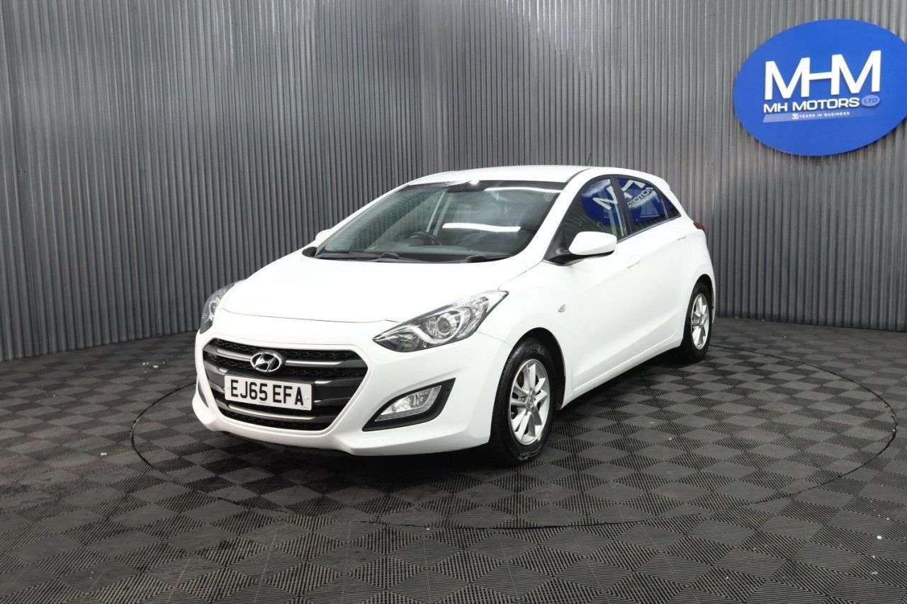 A 2015 HYUNDAI I30 1.6 CRDi Blue Drive SE Hatchback 5dr Diesel Manual Euro 6 (s/s) (110 ps) LO A 2015 HYUNDAI I30 1.6 CRDi Blue Drive SE Hatchback 5dr Diesel Manual Euro 6 (s/s) (110 ps) LO