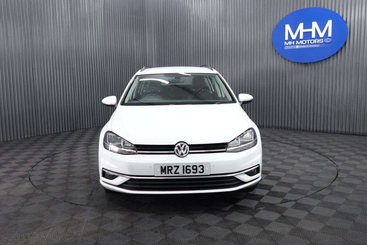 A 2017 VOLKSWAGEN GOLF 1.6 TDI BlueMotion Tech SE Nav Estate 5dr Diesel Manual Euro 6 (s/s) (115 p A 2017 VOLKSWAGEN GOLF 1.6 TDI BlueMotion Tech SE Nav Estate 5dr Diesel Manual Euro 6 (s/s) (115 p