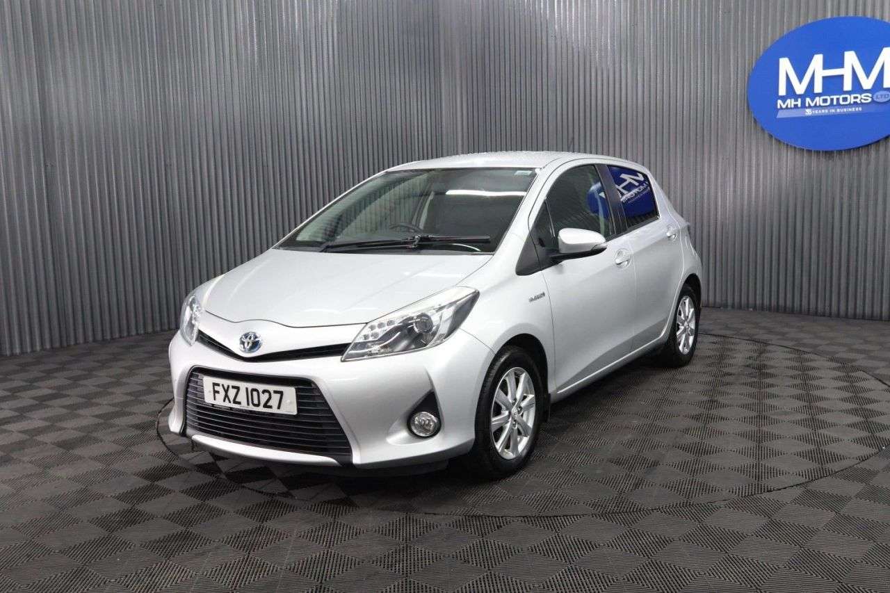 A 2013 TOYOTA YARIS 1.5 VVT-h T4 Hatchback 5dr Petrol Hybrid CVT Euro 5 (101 ps) LOW MILEAGE PE A 2013 TOYOTA YARIS 1.5 VVT-h T4 Hatchback 5dr Petrol Hybrid CVT Euro 5 (101 ps) LOW MILEAGE PE