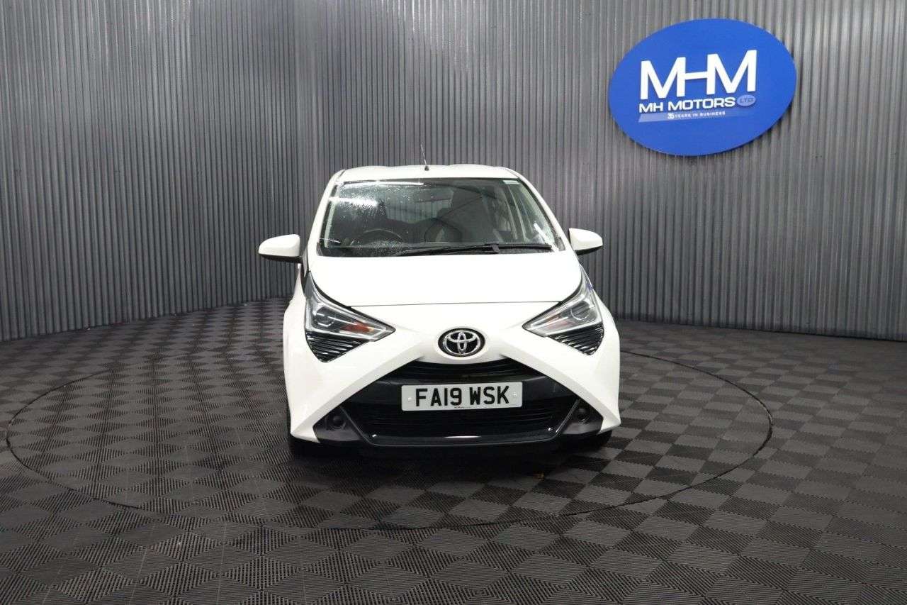 A 2019 TOYOTA AYGO 1.0 VVT-i x-play Hatchback 5dr Petrol Manual Euro 6 (71 ps) LONG MOT / LOW A 2019 TOYOTA AYGO 1.0 VVT-i x-play Hatchback 5dr Petrol Manual Euro 6 (71 ps) LONG MOT / LOW