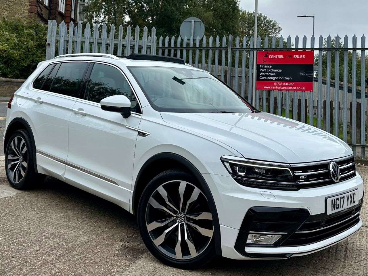 A 2017 VOLKSWAGEN TIGUAN 2.0 TDI BlueMotion Tech R-Line SUV 5dr Diesel DSG Euro 6 (s/s) (150 ps) A 2017 VOLKSWAGEN TIGUAN 2.0 TDI BlueMotion Tech R-Line SUV 5dr Diesel DSG Euro 6 (s/s) (150 ps)