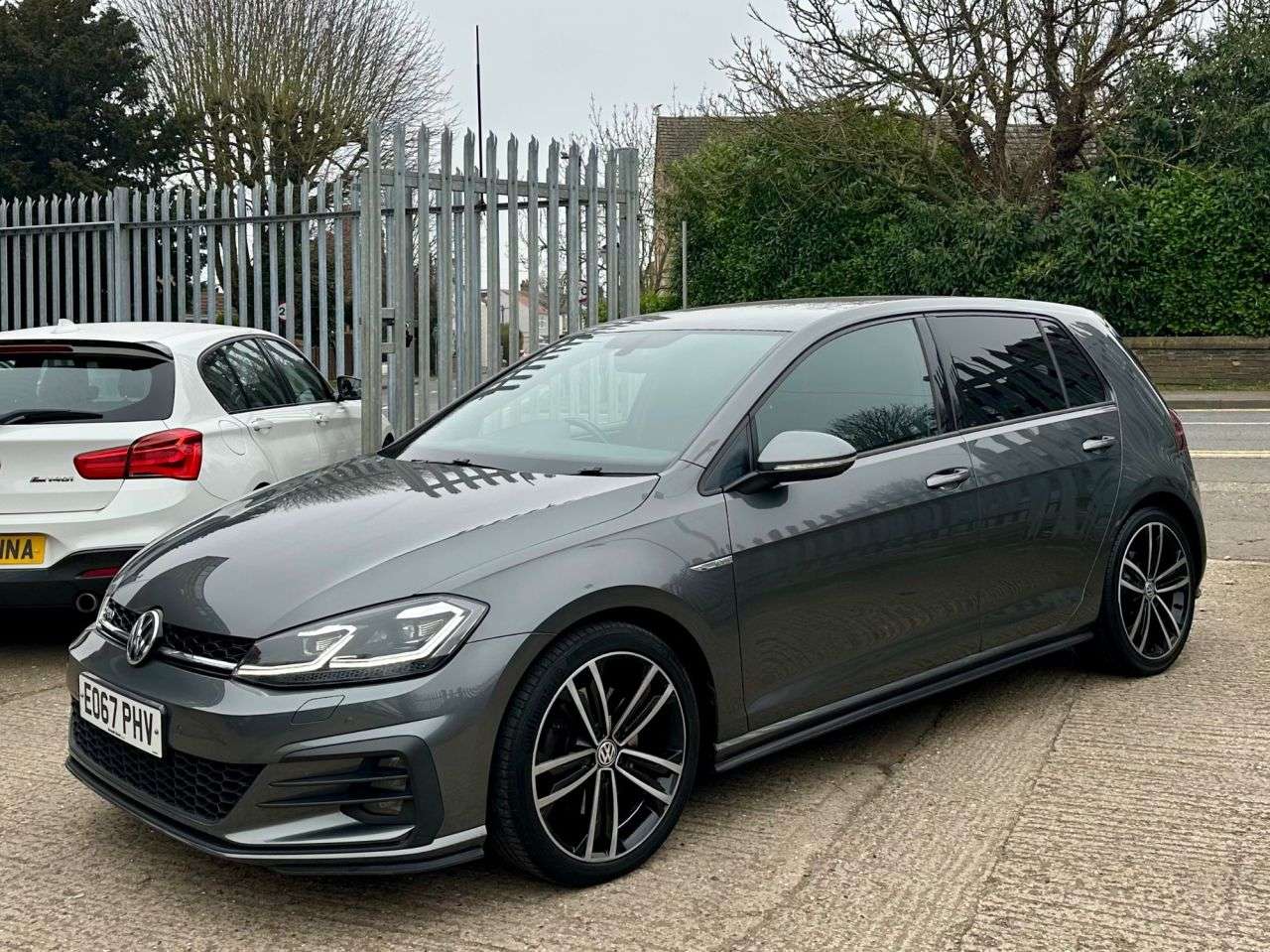 A 2017 VOLKSWAGEN GOLF 2.0 TDI BlueMotion Tech GTD Hatchback 5dr Diesel DSG Euro 6 (s/s) (184 ps) A 2017 VOLKSWAGEN GOLF 2.0 TDI BlueMotion Tech GTD Hatchback 5dr Diesel DSG Euro 6 (s/s) (184 ps)