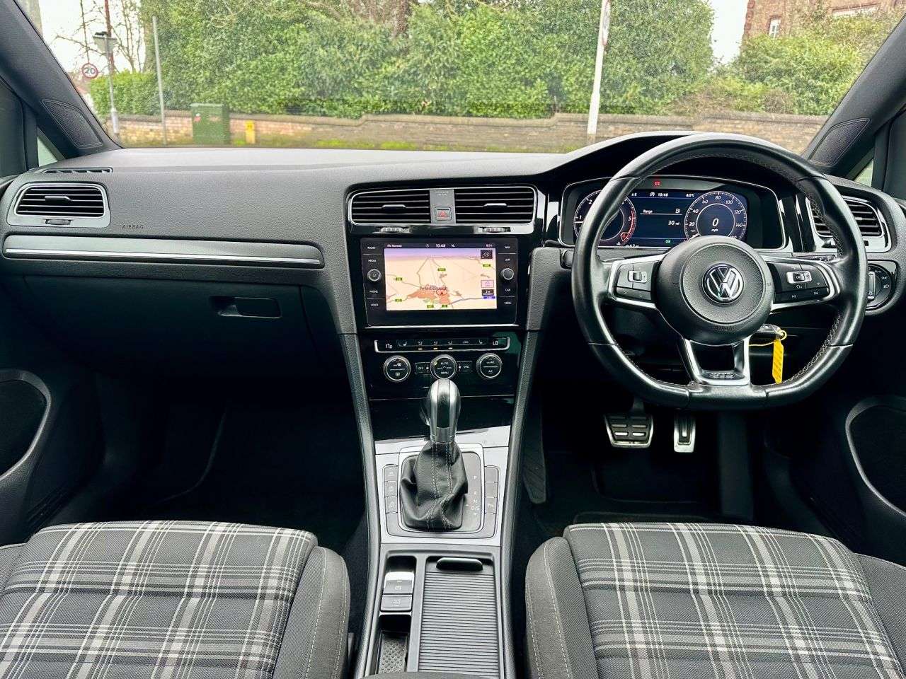 A 2017 VOLKSWAGEN GOLF 2.0 TDI BlueMotion Tech GTD Hatchback 5dr Diesel DSG Euro 6 (s/s) (184 ps) A 2017 VOLKSWAGEN GOLF 2.0 TDI BlueMotion Tech GTD Hatchback 5dr Diesel DSG Euro 6 (s/s) (184 ps)