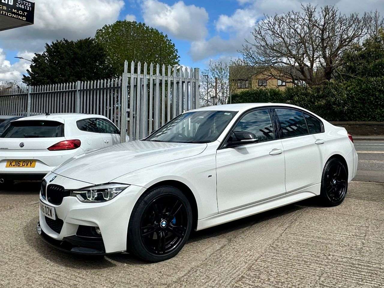A 2016 BMW 3 SERIES 2.0 320d M Sport Saloon 4dr Diesel Manual xDrive Euro 6 (s/s) (190 ps) A 2016 BMW 3 SERIES 2.0 320d M Sport Saloon 4dr Diesel Manual xDrive Euro 6 (s/s) (190 ps)
