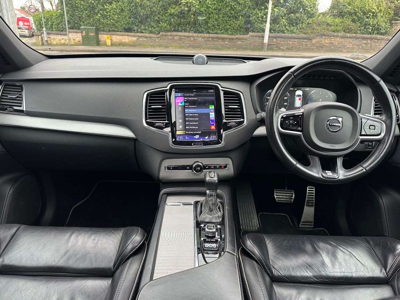 A 2017 VOLVO XC90 2.0 D5 PowerPulse R-Design SUV 5dr Diesel Auto 4WD Euro 6 (s/s) (235 ps) A 2017 VOLVO XC90 2.0 D5 PowerPulse R-Design SUV 5dr Diesel Auto 4WD Euro 6 (s/s) (235 ps)