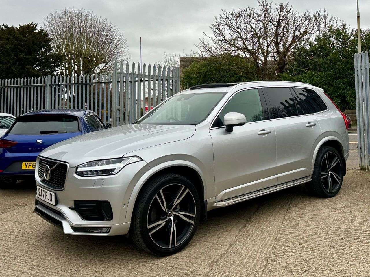 A 2017 VOLVO XC90 2.0 D5 PowerPulse R-Design SUV 5dr Diesel Auto 4WD Euro 6 (s/s) (235 ps) A 2017 VOLVO XC90 2.0 D5 PowerPulse R-Design SUV 5dr Diesel Auto 4WD Euro 6 (s/s) (235 ps)