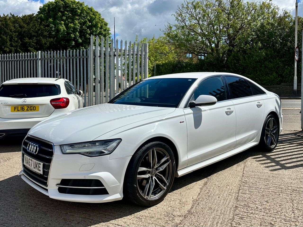 A 2017 AUDI A6 SALOON 2.0 TDI ultra S line Saloon 4dr Diesel S Tronic Euro 6 (s/s) (190 ps) A 2017 AUDI A6 SALOON 2.0 TDI ultra S line Saloon 4dr Diesel S Tronic Euro 6 (s/s) (190 ps)