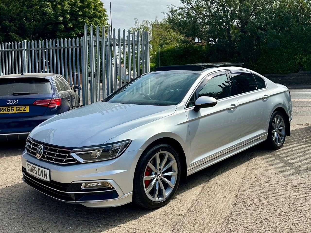A 2016 VOLKSWAGEN PASSAT 2.0 TDI BlueMotion Tech R-Line Saloon 4dr Diesel Manual Euro 6 (s/s) (150 p A 2016 VOLKSWAGEN PASSAT 2.0 TDI BlueMotion Tech R-Line Saloon 4dr Diesel Manual Euro 6 (s/s) (150 p
