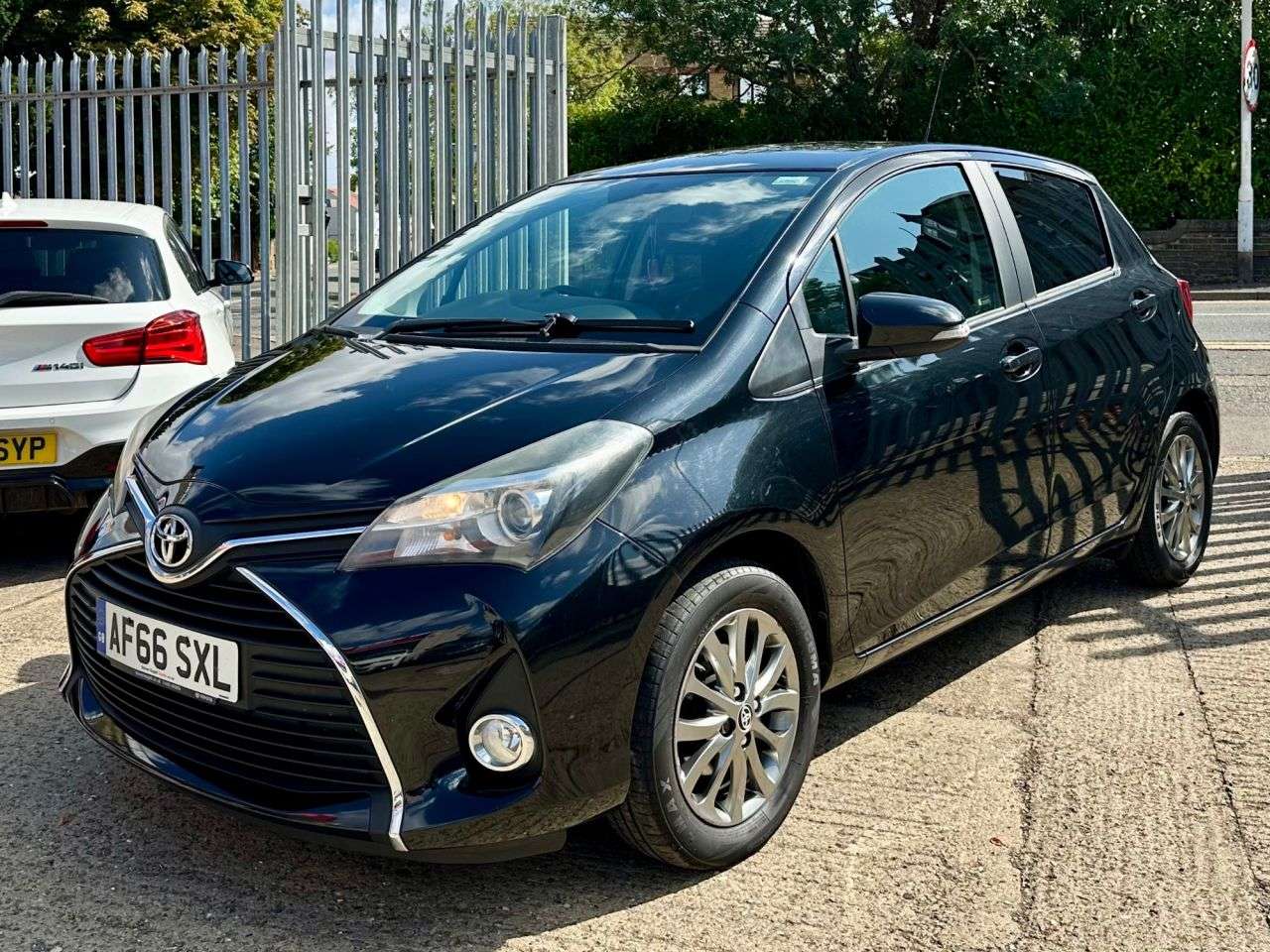 A 2016 TOYOTA YARIS 1.33 Dual VVT-i Icon Hatchback 5dr Petrol Manual Euro 6 (99 ps) A 2016 TOYOTA YARIS 1.33 Dual VVT-i Icon Hatchback 5dr Petrol Manual Euro 6 (99 ps)