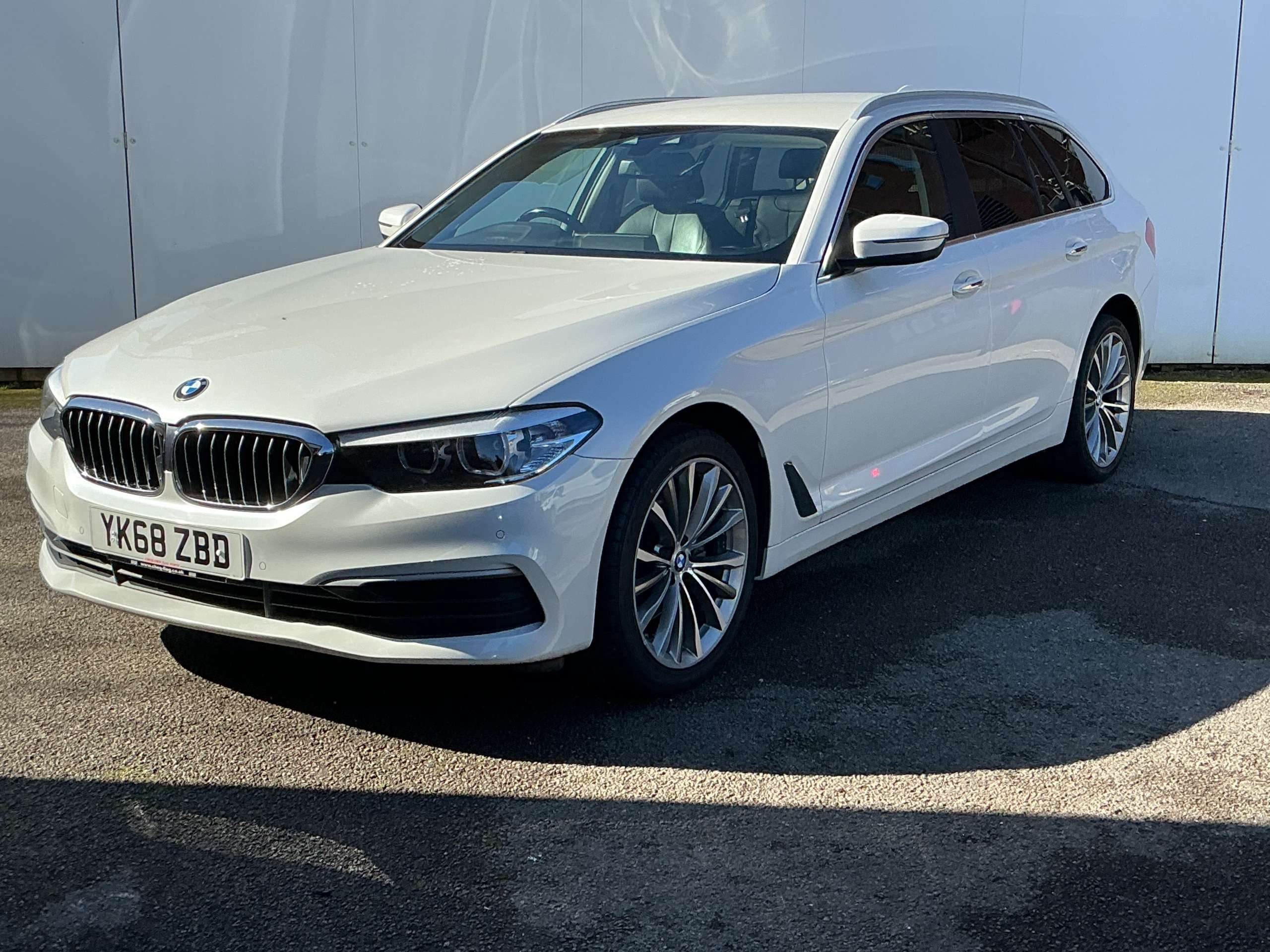 A 2018 BMW 5 SERIES 2.0 520d SE Touring 5dr Diesel Auto xDrive Euro 6 (s/s) (190 ps) A 2018 BMW 5 SERIES 2.0 520d SE Touring 5dr Diesel Auto xDrive Euro 6 (s/s) (190 ps)