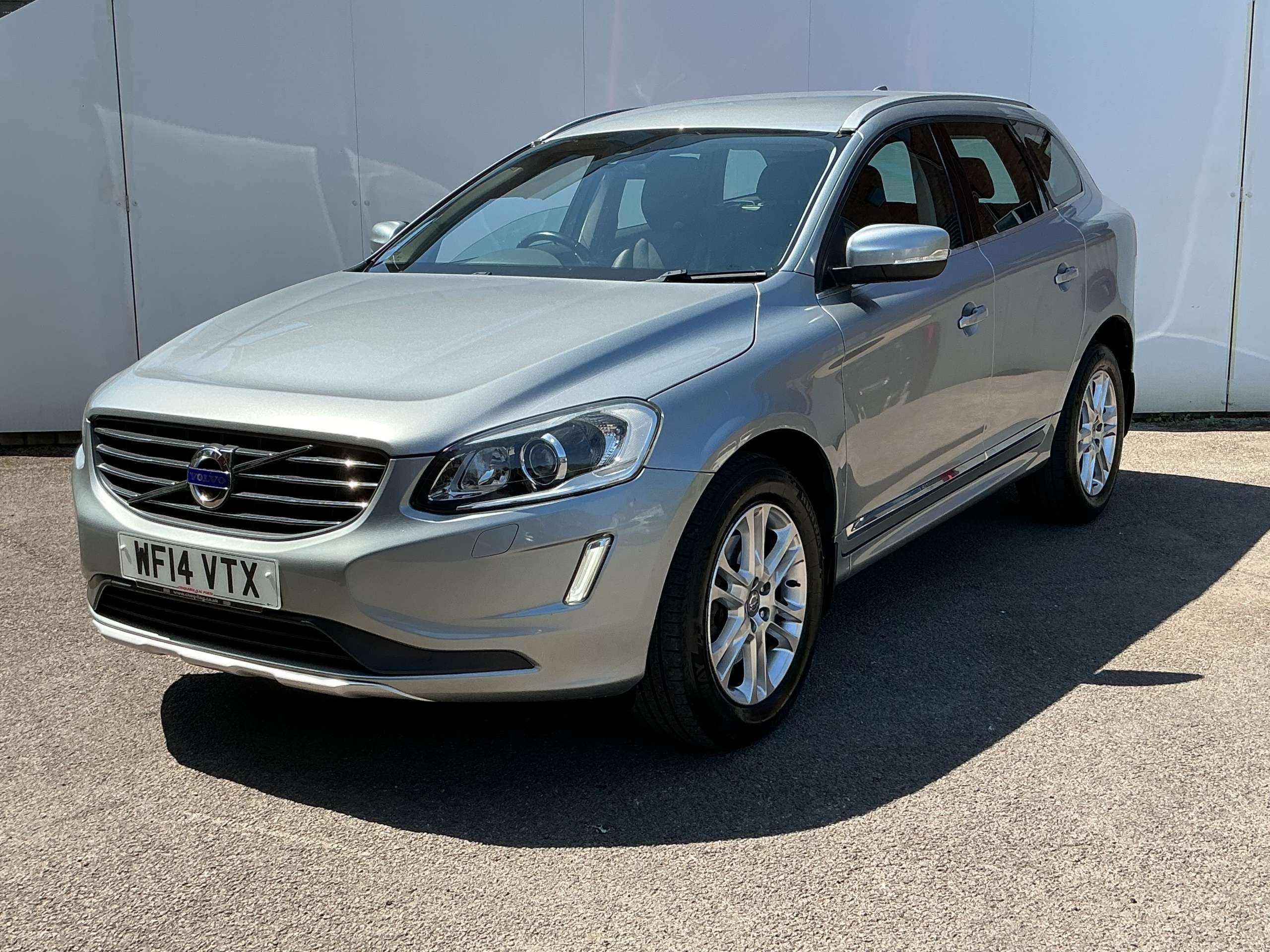 A 2014 VOLVO XC60 2.4 D5 SE Lux Nav SUV 5dr Diesel Geartronic AWD Euro 5 (215 ps) A 2014 VOLVO XC60 2.4 D5 SE Lux Nav SUV 5dr Diesel Geartronic AWD Euro 5 (215 ps)