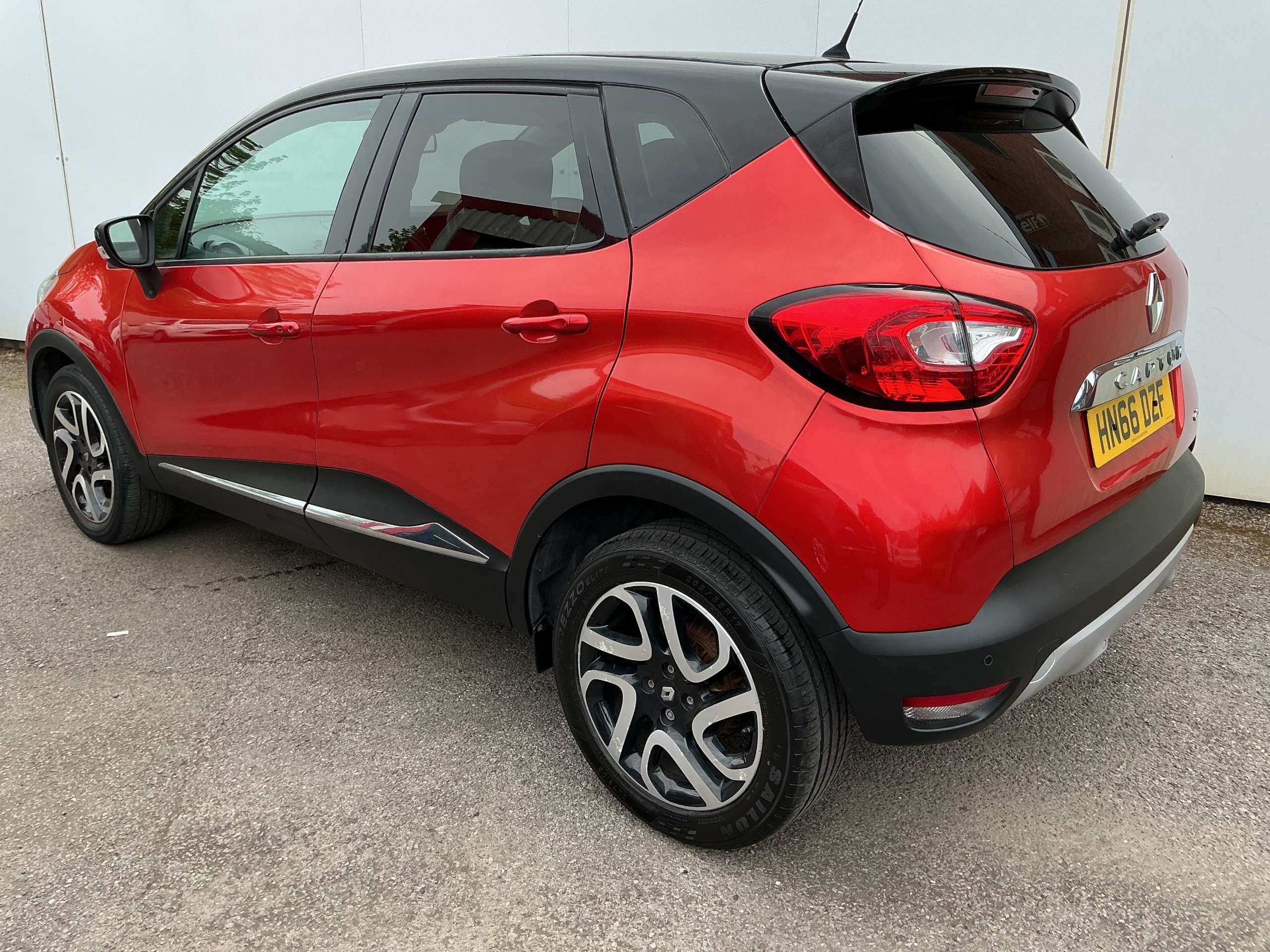 A 2016 RENAULT CAPTUR 1.5 dCi ENERGY Signature Nav SUV 5dr Diesel Manual Euro 6 (s/s) (90 ps) A 2016 RENAULT CAPTUR 1.5 dCi ENERGY Signature Nav SUV 5dr Diesel Manual Euro 6 (s/s) (90 ps)