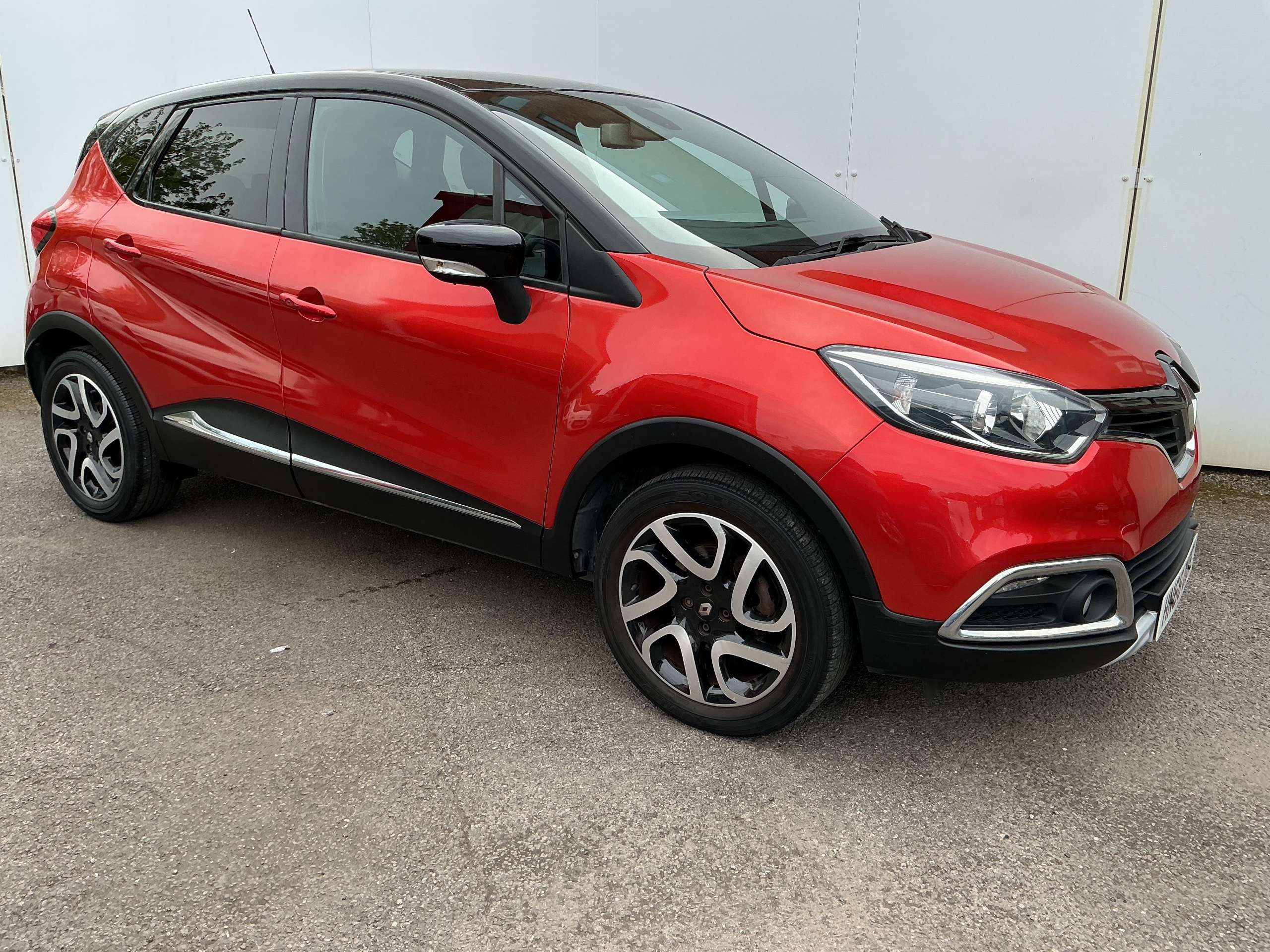 A 2016 RENAULT CAPTUR 1.5 dCi ENERGY Signature Nav SUV 5dr Diesel Manual Euro 6 (s/s) (90 ps) A 2016 RENAULT CAPTUR 1.5 dCi ENERGY Signature Nav SUV 5dr Diesel Manual Euro 6 (s/s) (90 ps)