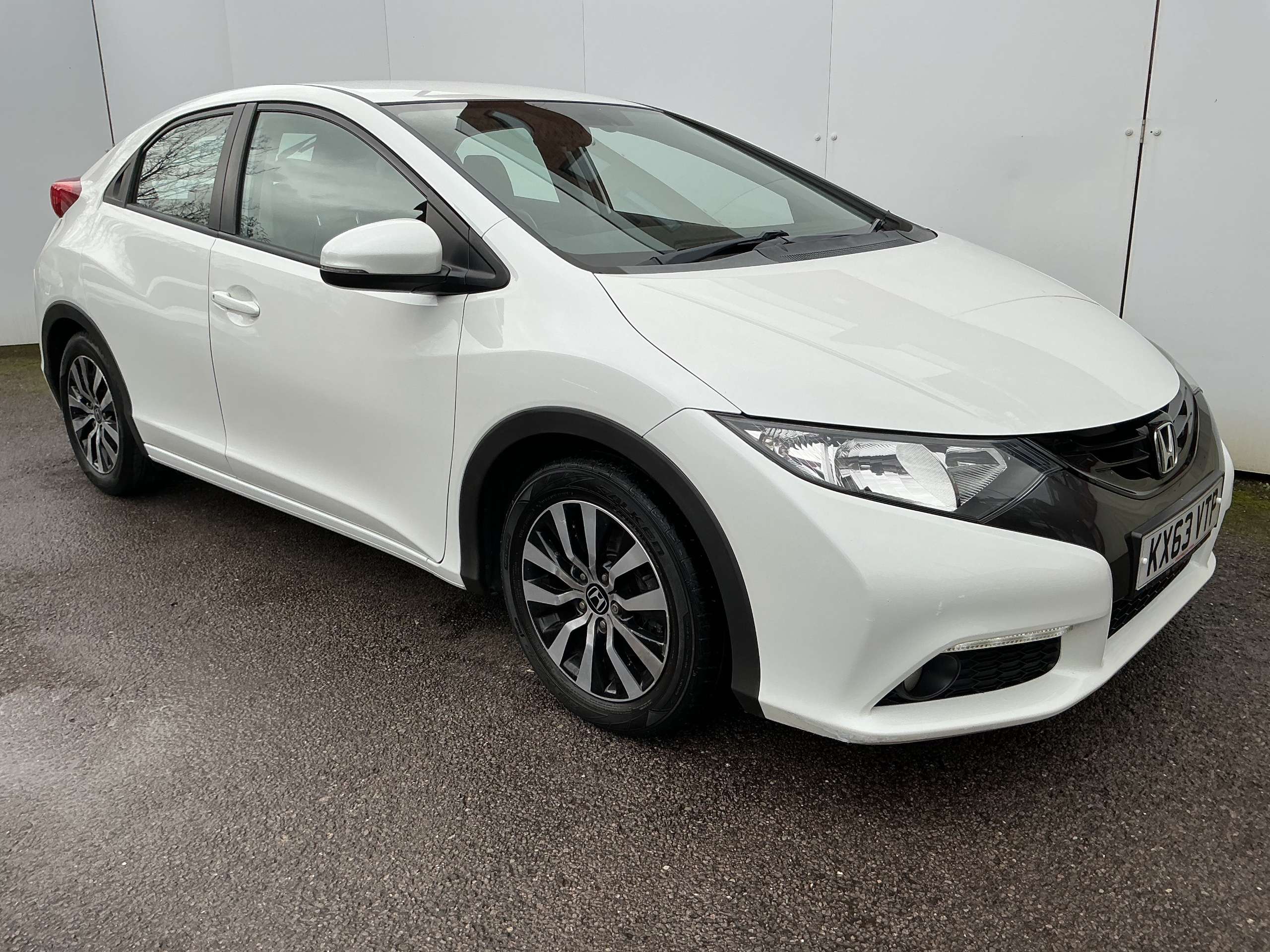 A 2013 HONDA CIVIC 1.6 i-DTEC ES-T Hatchback 5dr Diesel Manual Euro 5 (s/s) (120 ps) A 2013 HONDA CIVIC 1.6 i-DTEC ES-T Hatchback 5dr Diesel Manual Euro 5 (s/s) (120 ps)