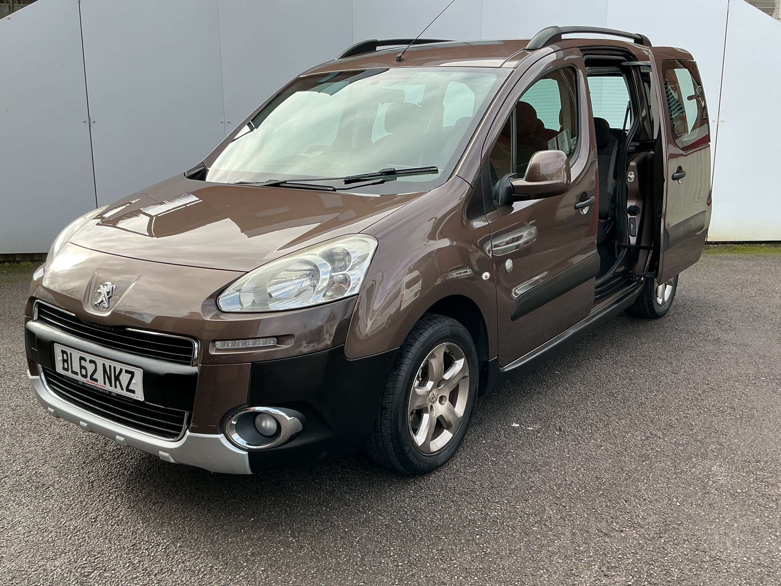 A 2013 PEUGEOT PARTNER TEPEE 1.6 HDi Tepee Outdoor MPV 5dr Diesel Manual (135 g/km, 92 bhp) A 2013 PEUGEOT PARTNER TEPEE 1.6 HDi Tepee Outdoor MPV 5dr Diesel Manual (135 g/km, 92 bhp)