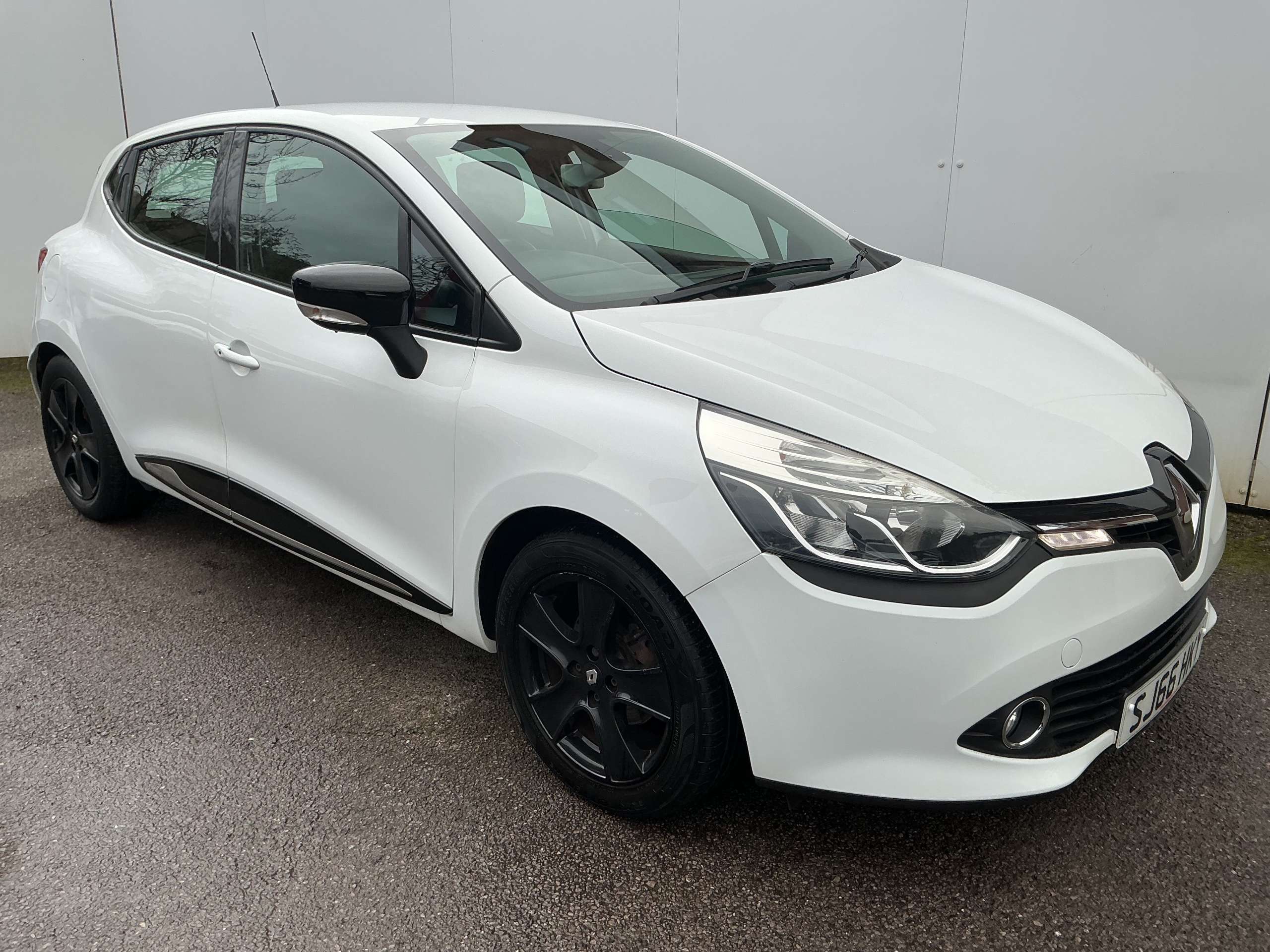 A 2016 RENAULT CLIO 1.2 16V Dynamique Nav Hatchback 5dr Petrol Manual Euro 6 (75 ps) A 2016 RENAULT CLIO 1.2 16V Dynamique Nav Hatchback 5dr Petrol Manual Euro 6 (75 ps)