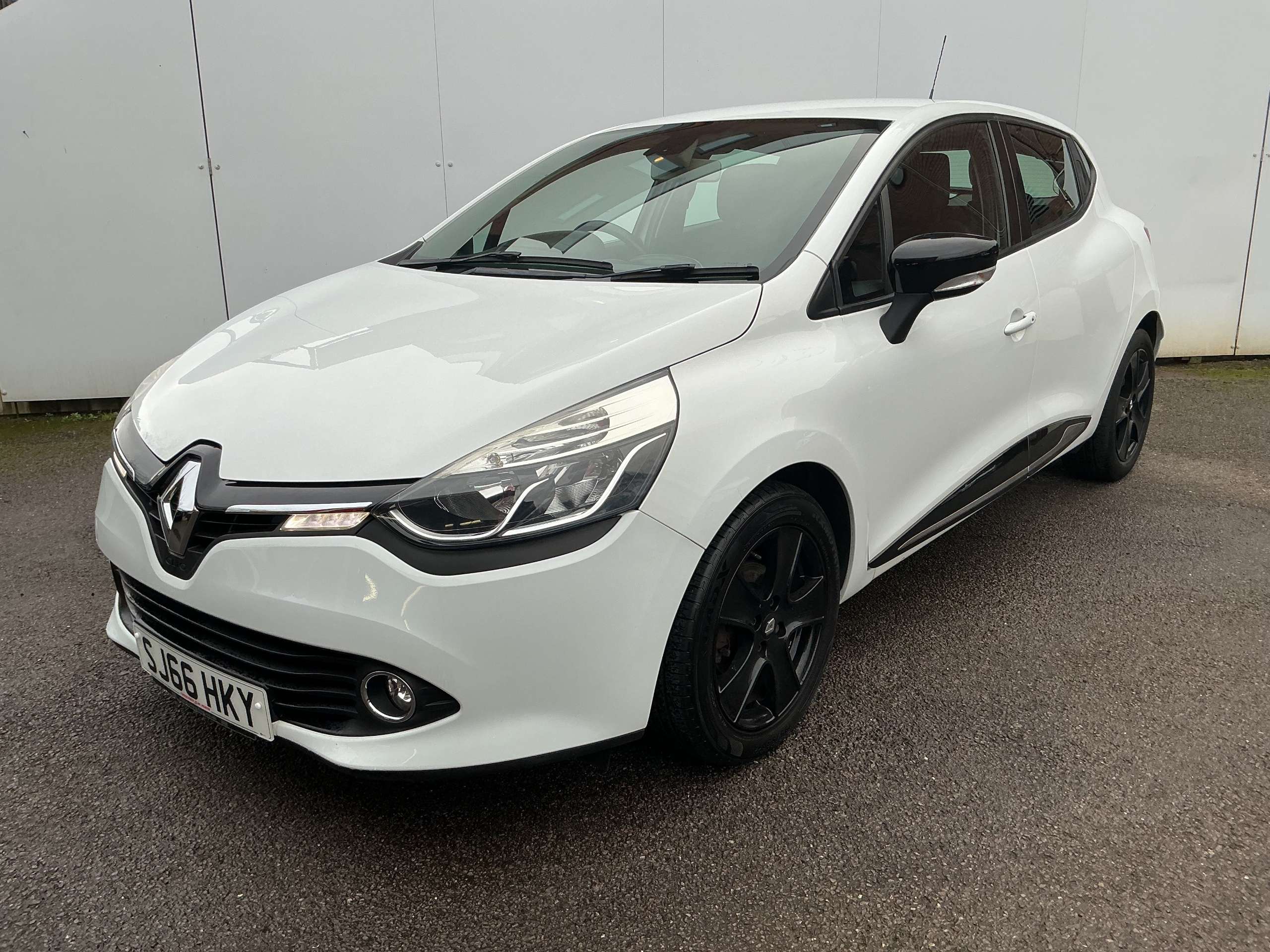 A 2016 RENAULT CLIO 1.2 16V Dynamique Nav Hatchback 5dr Petrol Manual Euro 6 (75 ps) A 2016 RENAULT CLIO 1.2 16V Dynamique Nav Hatchback 5dr Petrol Manual Euro 6 (75 ps)