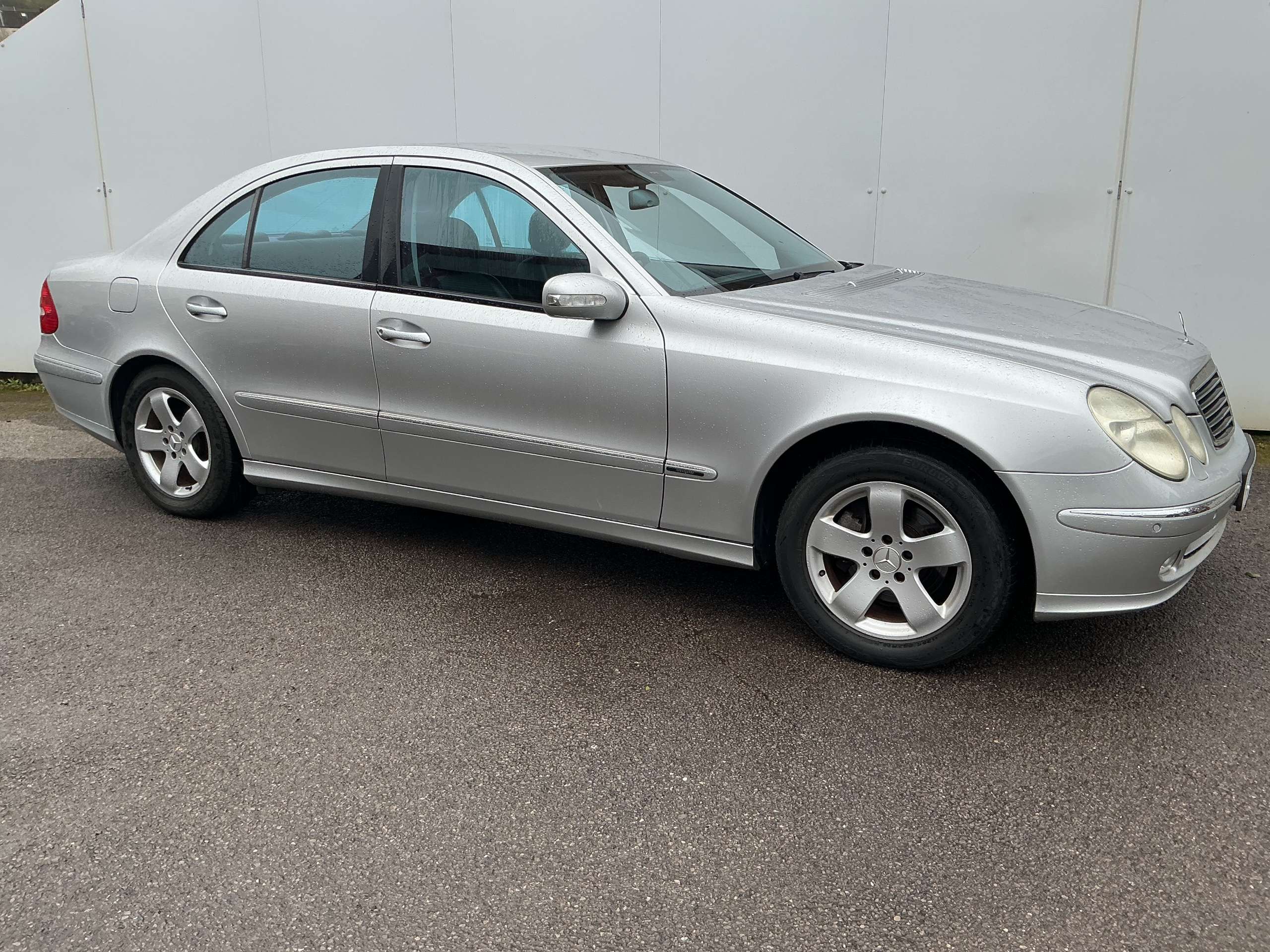 A 2004 MERCEDES-BENZ E CLASS 2.1 E220 CDI Avantgarde Saloon 4dr Diesel Automatic (177 g/km, 150 bhp) A 2004 MERCEDES-BENZ E CLASS 2.1 E220 CDI Avantgarde Saloon 4dr Diesel Automatic (177 g/km, 150 bhp)