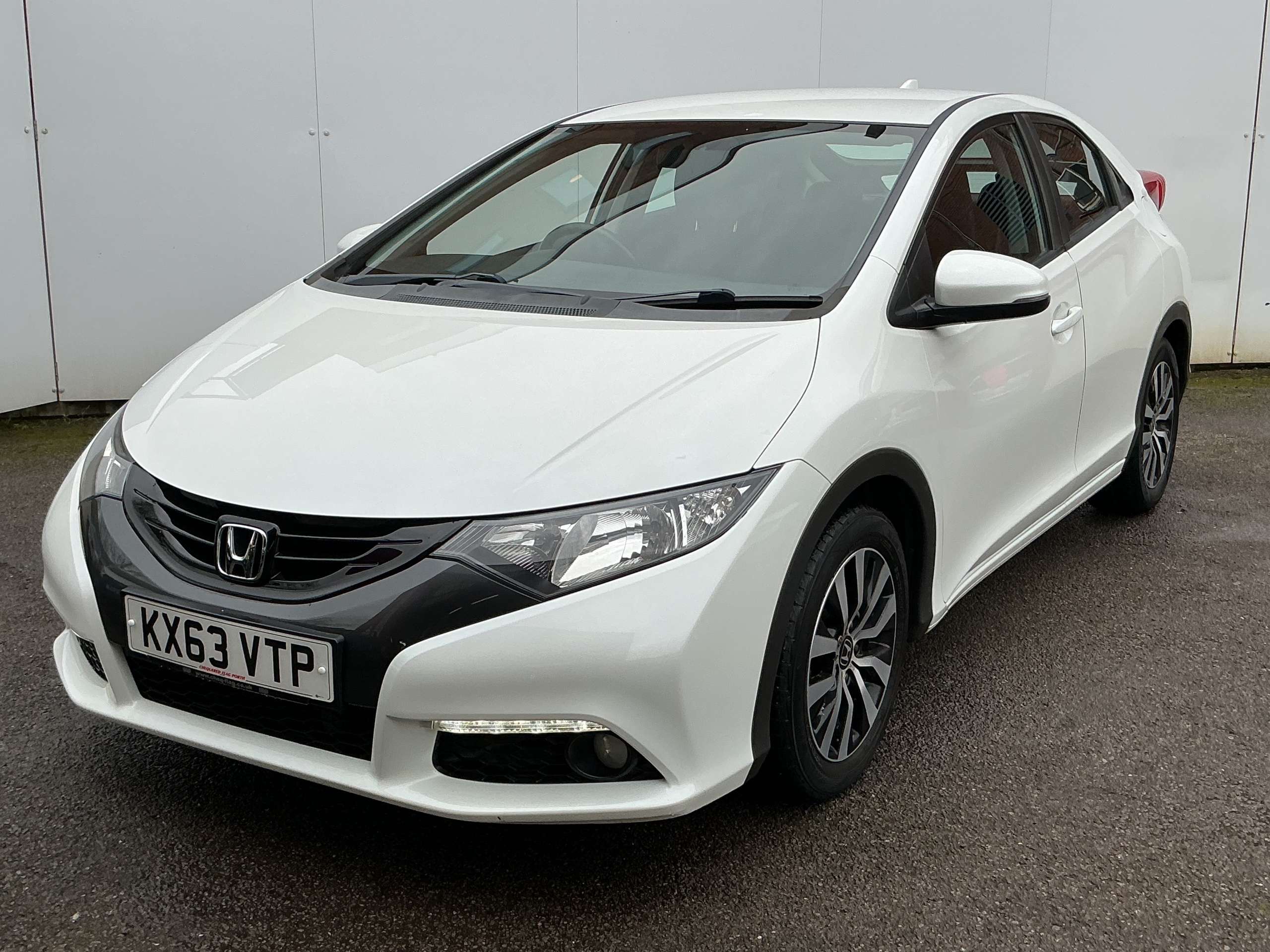 A 2013 HONDA CIVIC 1.6 i-DTEC ES-T Hatchback 5dr Diesel Manual Euro 5 (s/s) (120 ps) A 2013 HONDA CIVIC 1.6 i-DTEC ES-T Hatchback 5dr Diesel Manual Euro 5 (s/s) (120 ps)