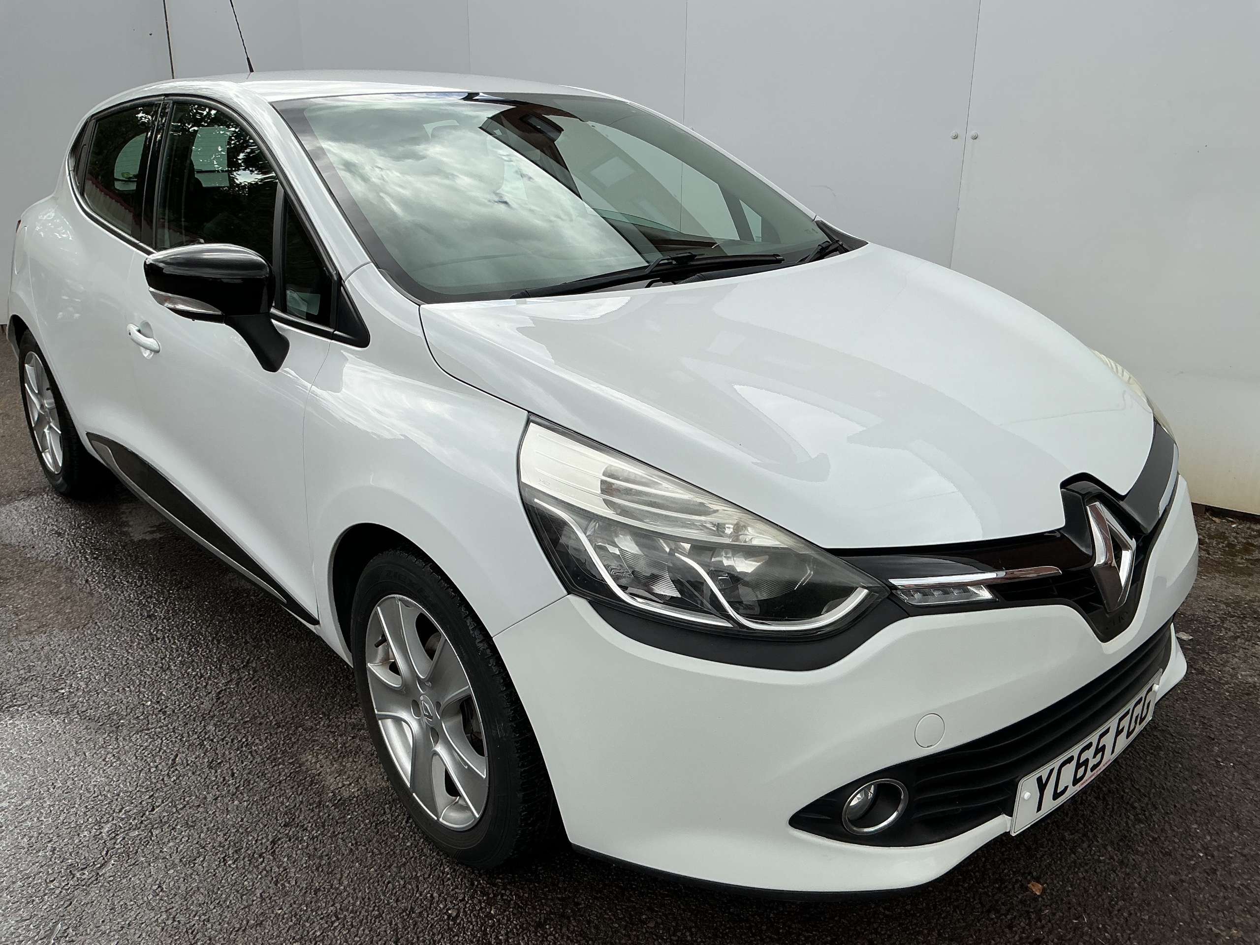 A 2015 RENAULT CLIO 1.5 dCi Dynamique Nav Hatchback 5dr Diesel Manual Euro 6 (s/s) (90 ps) A 2015 RENAULT CLIO 1.5 dCi Dynamique Nav Hatchback 5dr Diesel Manual Euro 6 (s/s) (90 ps)