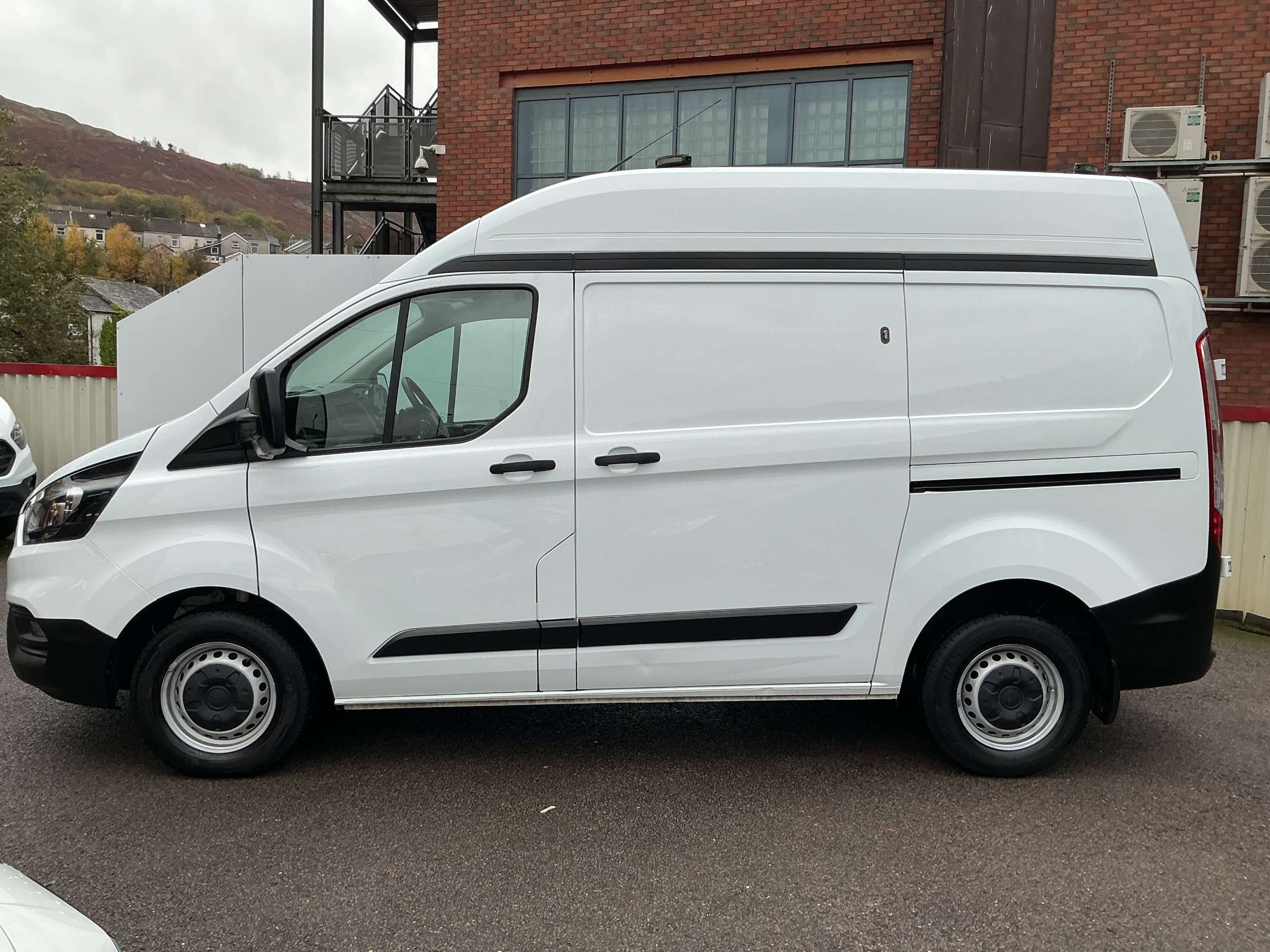 A 2020 FORD TRANSIT CUSTOM 2.0 300 EcoBlue Leader Panel Van 5dr Diesel Manual L1 H2 Euro 6 (s/s) (105 ps) A 2020 FORD TRANSIT CUSTOM 2.0 300 EcoBlue Leader Panel Van 5dr Diesel Manual L1 H2 Euro 6 (s/s) (105 ps)