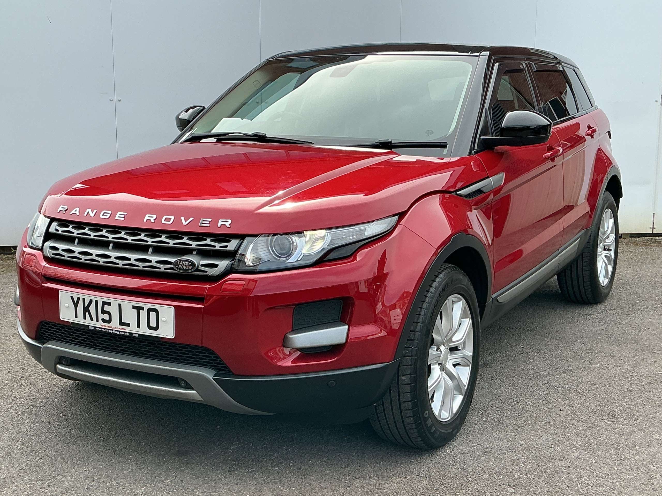 A 2015 LAND ROVER RANGE ROVER EVOQUE 2.2 SD4 Pure Tech SUV 5dr Diesel Auto 4WD Euro 5 (s/s) (190 ps) A 2015 LAND ROVER RANGE ROVER EVOQUE 2.2 SD4 Pure Tech SUV 5dr Diesel Auto 4WD Euro 5 (s/s) (190 ps)