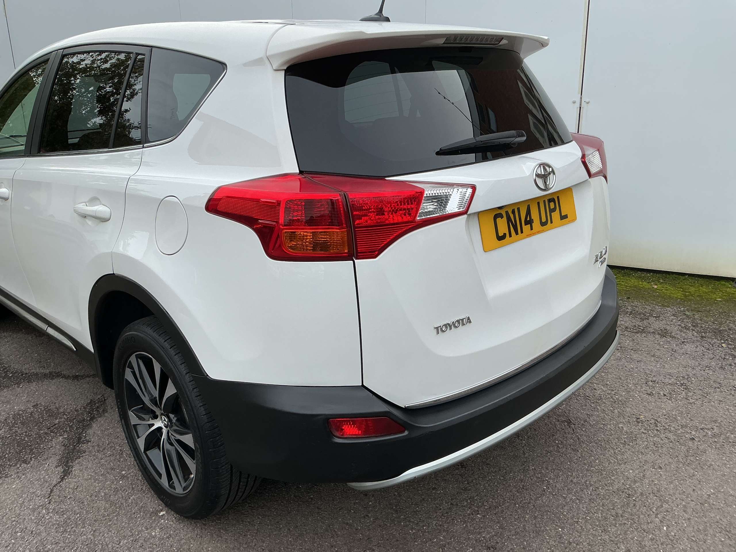 A 2014 TOYOTA RAV4 2.0 D-4D Icon SUV 5dr Diesel Manual 4WD Euro 5 (s/s) (124 ps) A 2014 TOYOTA RAV4 2.0 D-4D Icon SUV 5dr Diesel Manual 4WD Euro 5 (s/s) (124 ps)