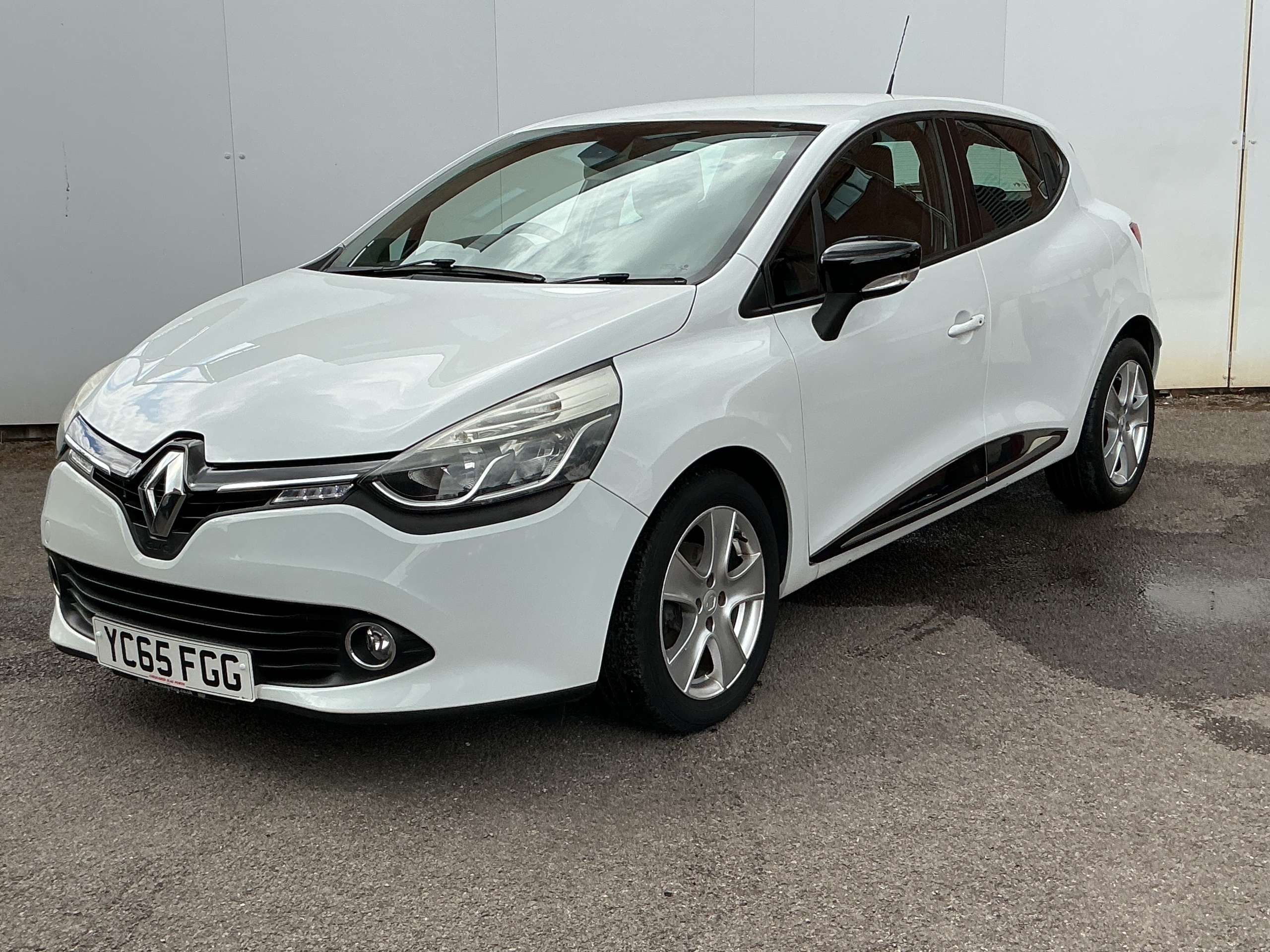 A 2015 RENAULT CLIO 1.5 dCi Dynamique Nav Hatchback 5dr Diesel Manual Euro 6 (s/s) (90 ps) A 2015 RENAULT CLIO 1.5 dCi Dynamique Nav Hatchback 5dr Diesel Manual Euro 6 (s/s) (90 ps)