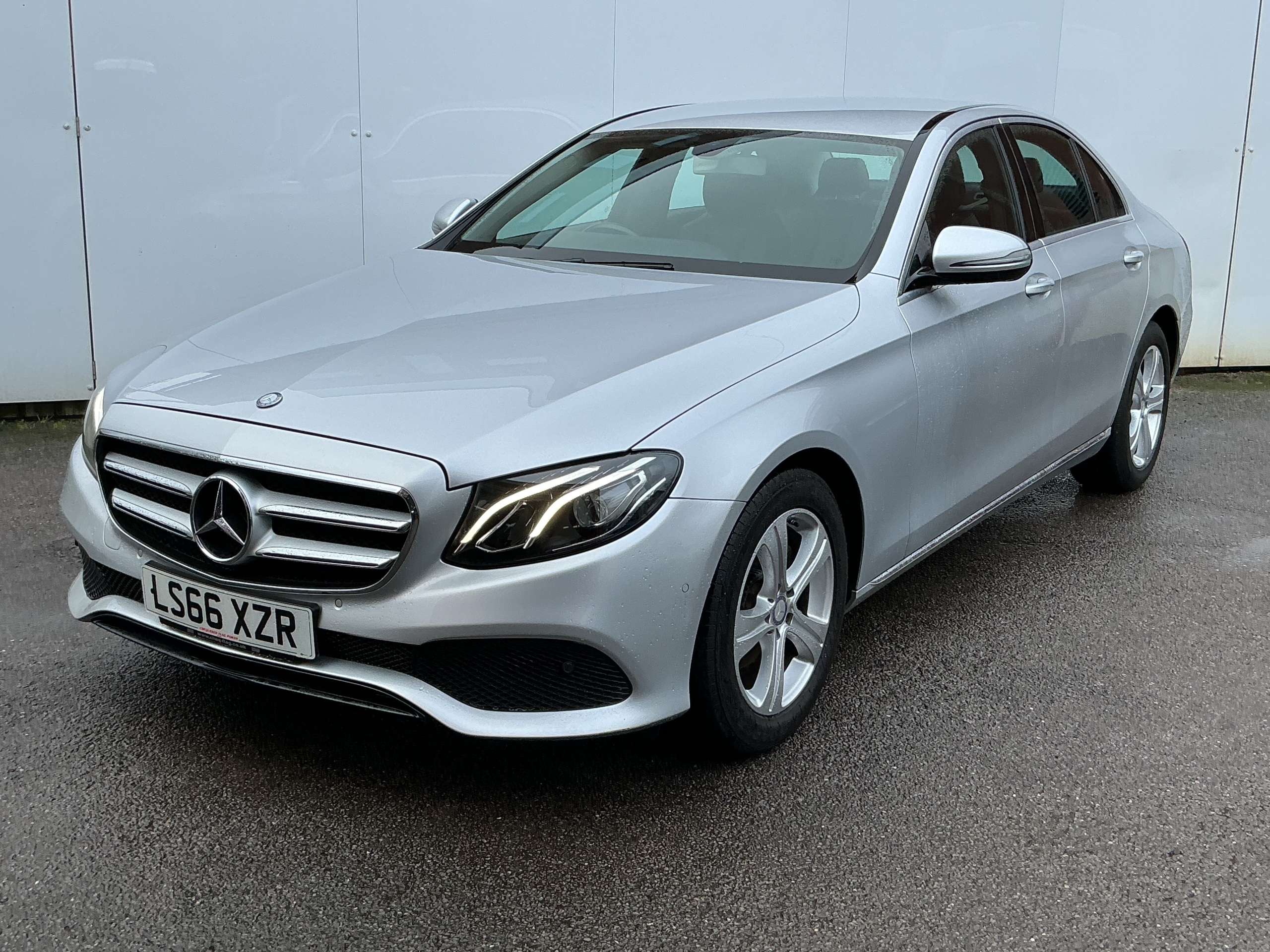 A 2016 MERCEDES-BENZ E CLASS 2.0 E220d SE Saloon 4dr Diesel G-Tronic+ Euro 6 (s/s) (194 ps) A 2016 MERCEDES-BENZ E CLASS 2.0 E220d SE Saloon 4dr Diesel G-Tronic+ Euro 6 (s/s) (194 ps)