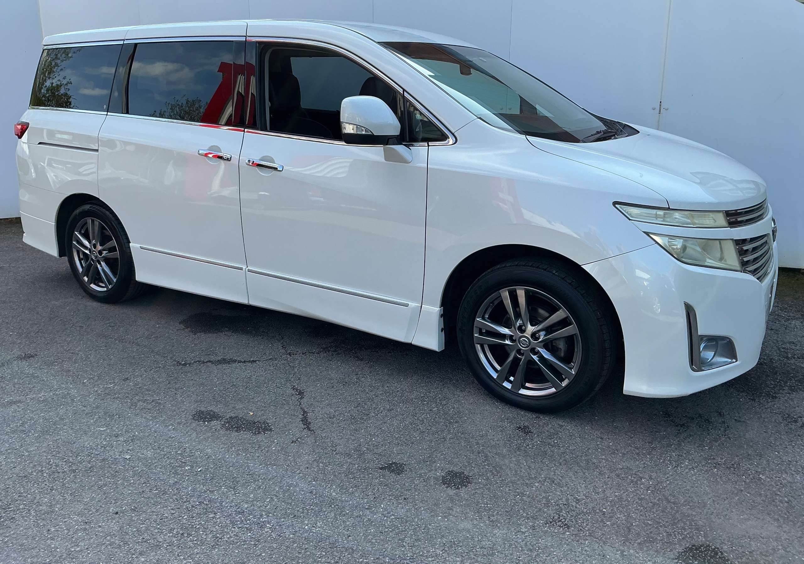 A 2011 NISSAN ELGRAND A 2011 NISSAN ELGRAND