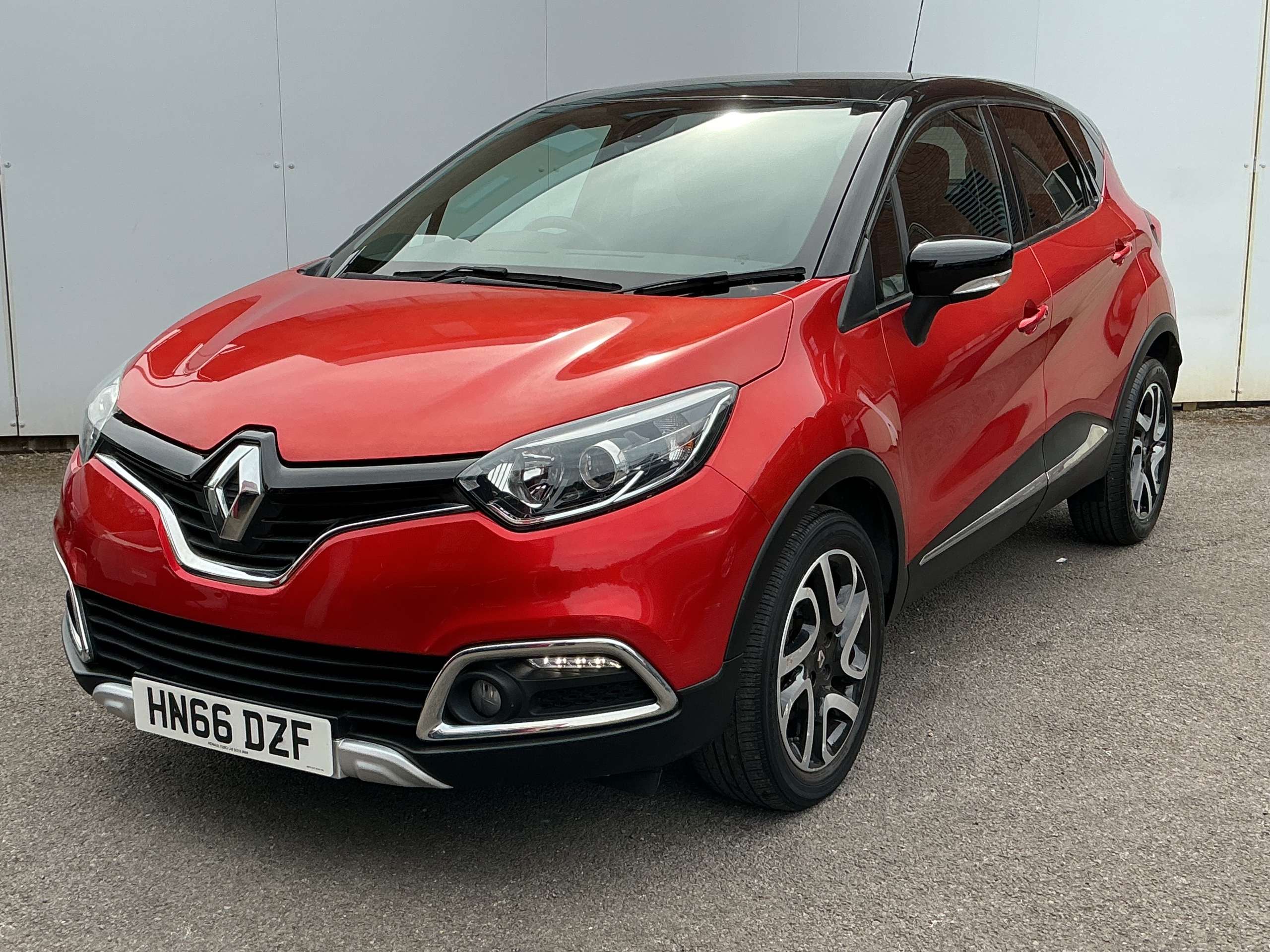 A 2016 RENAULT CAPTUR 1.5 dCi ENERGY Signature Nav SUV 5dr Diesel Manual Euro 6 (s/s) (90 ps) A 2016 RENAULT CAPTUR 1.5 dCi ENERGY Signature Nav SUV 5dr Diesel Manual Euro 6 (s/s) (90 ps)