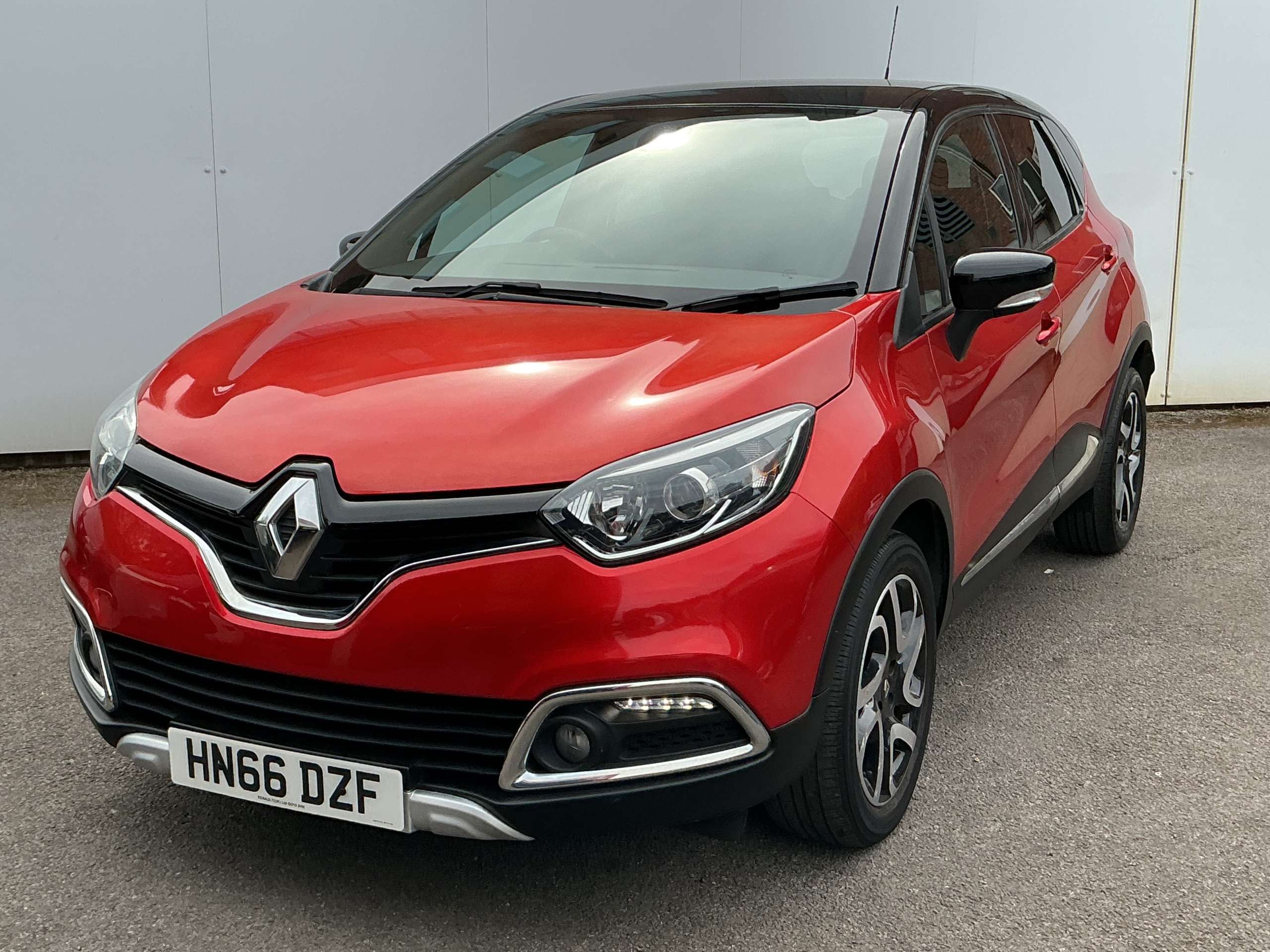 A 2016 RENAULT CAPTUR 1.5 dCi ENERGY Signature Nav SUV 5dr Diesel Manual Euro 6 (s/s) (90 ps) A 2016 RENAULT CAPTUR 1.5 dCi ENERGY Signature Nav SUV 5dr Diesel Manual Euro 6 (s/s) (90 ps)