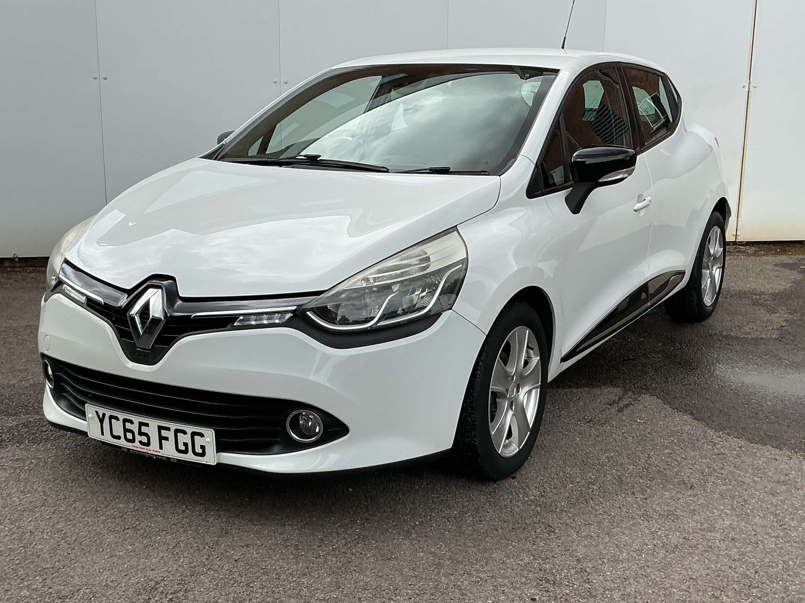 A 2015 RENAULT CLIO 1.5 dCi Dynamique Nav Hatchback 5dr Diesel Manual Euro 6 (s/s) (90 ps) A 2015 RENAULT CLIO 1.5 dCi Dynamique Nav Hatchback 5dr Diesel Manual Euro 6 (s/s) (90 ps)