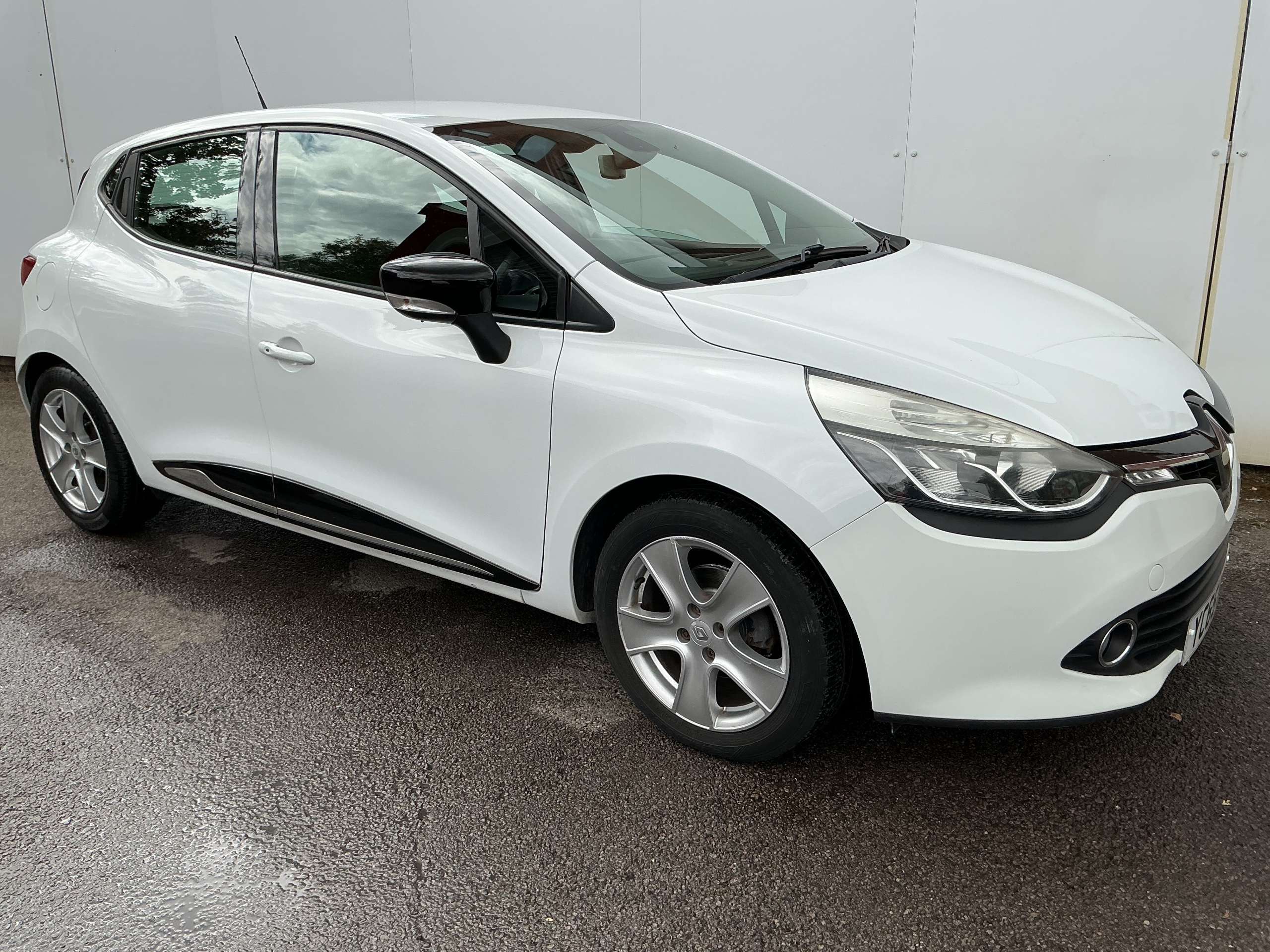 A 2015 RENAULT CLIO 1.5 dCi Dynamique Nav Hatchback 5dr Diesel Manual Euro 6 (s/s) (90 ps) A 2015 RENAULT CLIO 1.5 dCi Dynamique Nav Hatchback 5dr Diesel Manual Euro 6 (s/s) (90 ps)