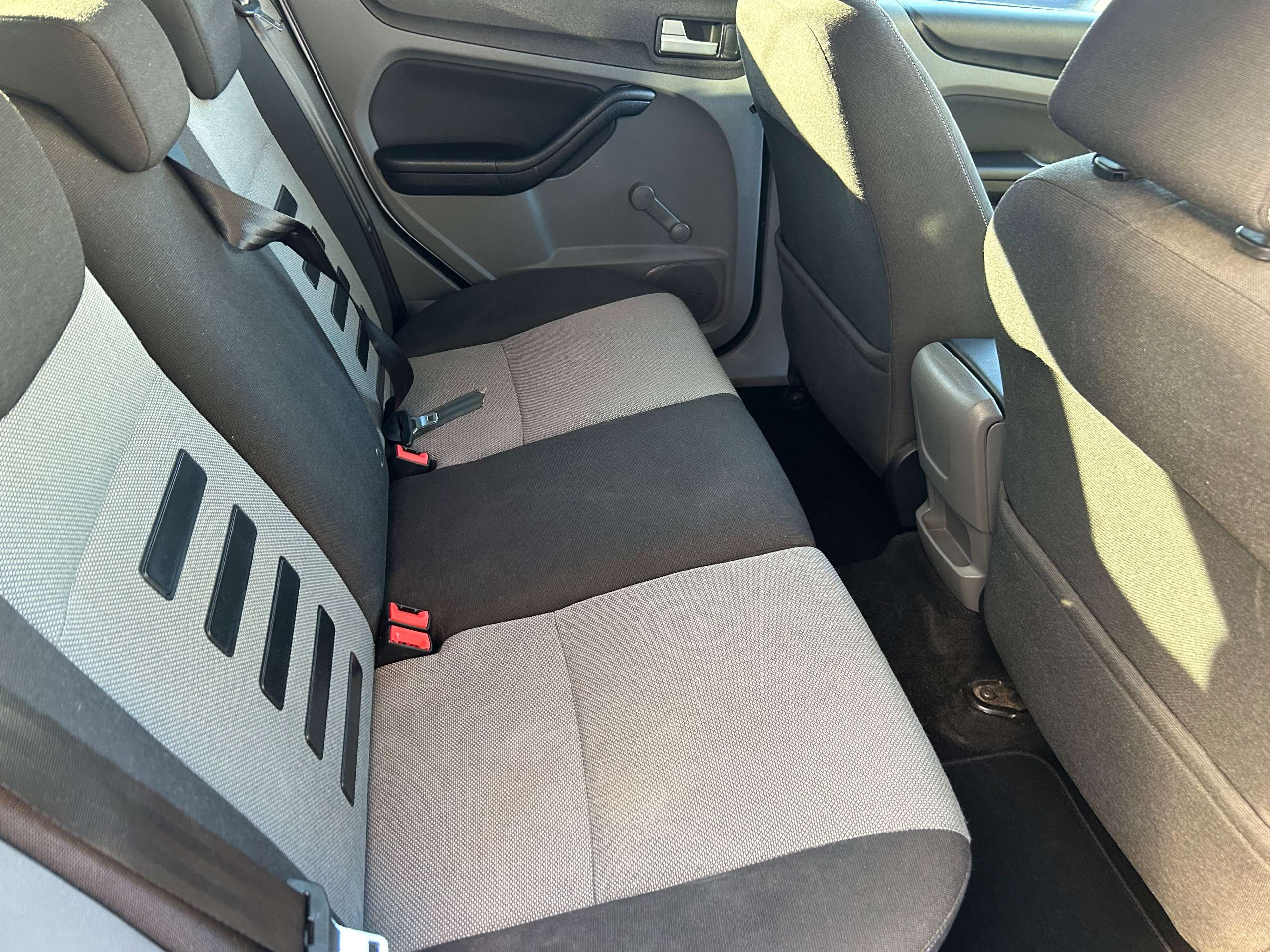 A 2010 FORD FOCUS 1.6 Zetec Hatchback 5dr Petrol Manual (161 g/km, 99 bhp) A 2010 FORD FOCUS 1.6 Zetec Hatchback 5dr Petrol Manual (161 g/km, 99 bhp)