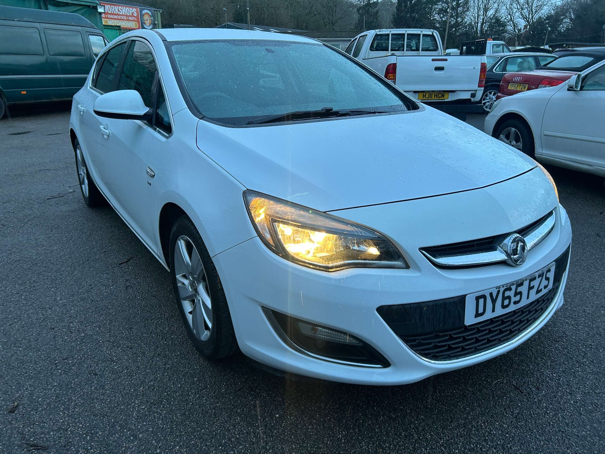 A 2015 VAUXHALL ASTRA 1.6i SRi Hatchback 5dr Petrol Manual Euro 6 (115 ps) A 2015 VAUXHALL ASTRA 1.6i SRi Hatchback 5dr Petrol Manual Euro 6 (115 ps)