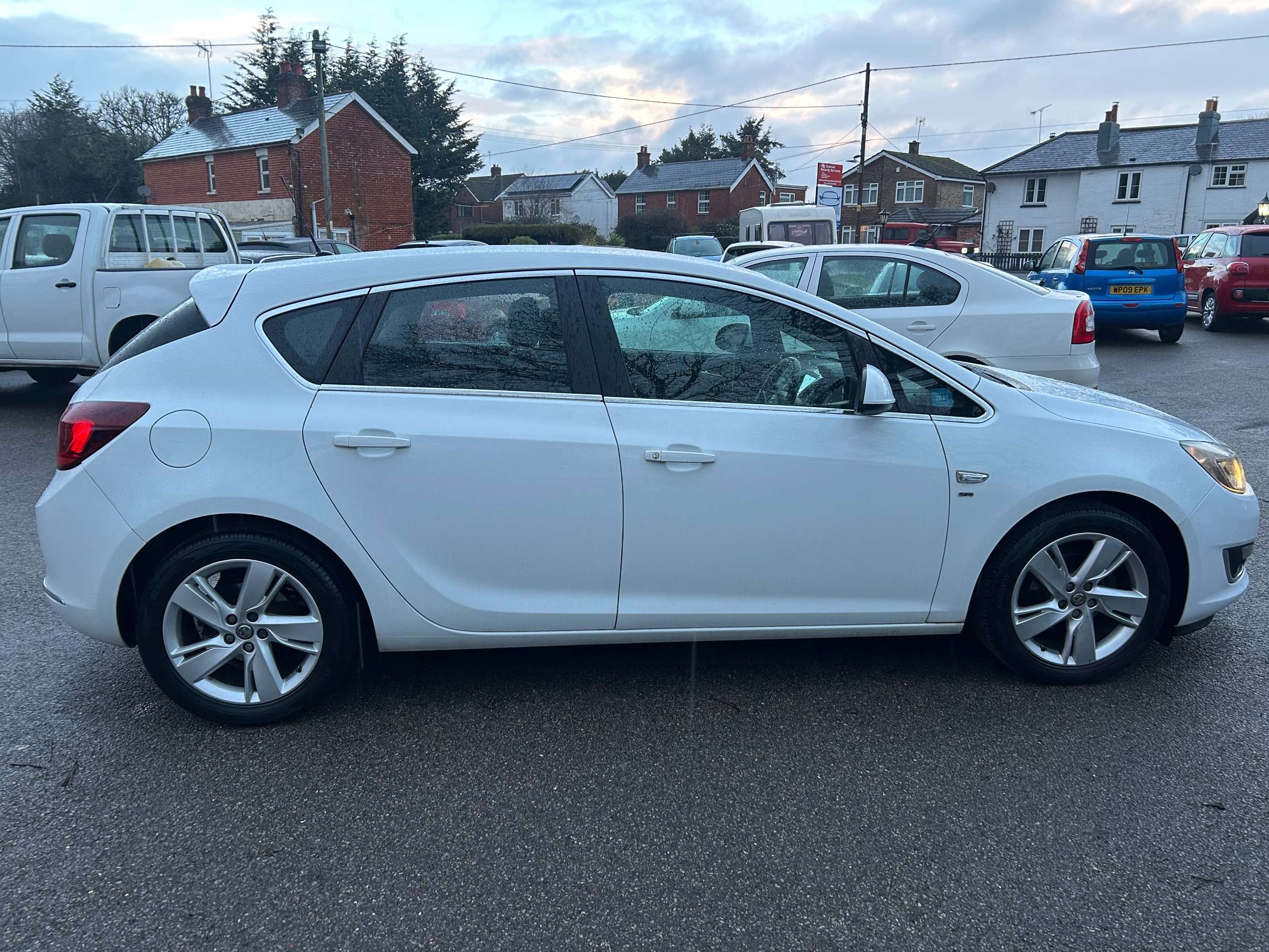 A 2015 VAUXHALL ASTRA 1.6i SRi Hatchback 5dr Petrol Manual Euro 6 (115 ps) A 2015 VAUXHALL ASTRA 1.6i SRi Hatchback 5dr Petrol Manual Euro 6 (115 ps)