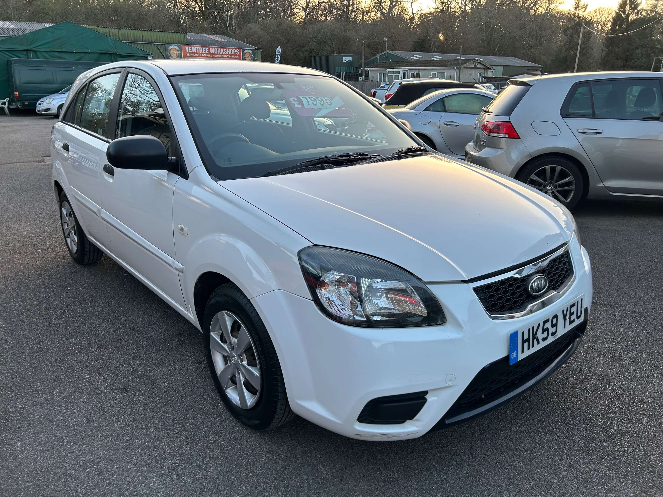 A 2010 KIA RIO 1.5 CRDi 1 Hatchback 5dr Diesel Manual (119 g/km, 108 bhp) A 2010 KIA RIO 1.5 CRDi 1 Hatchback 5dr Diesel Manual (119 g/km, 108 bhp)