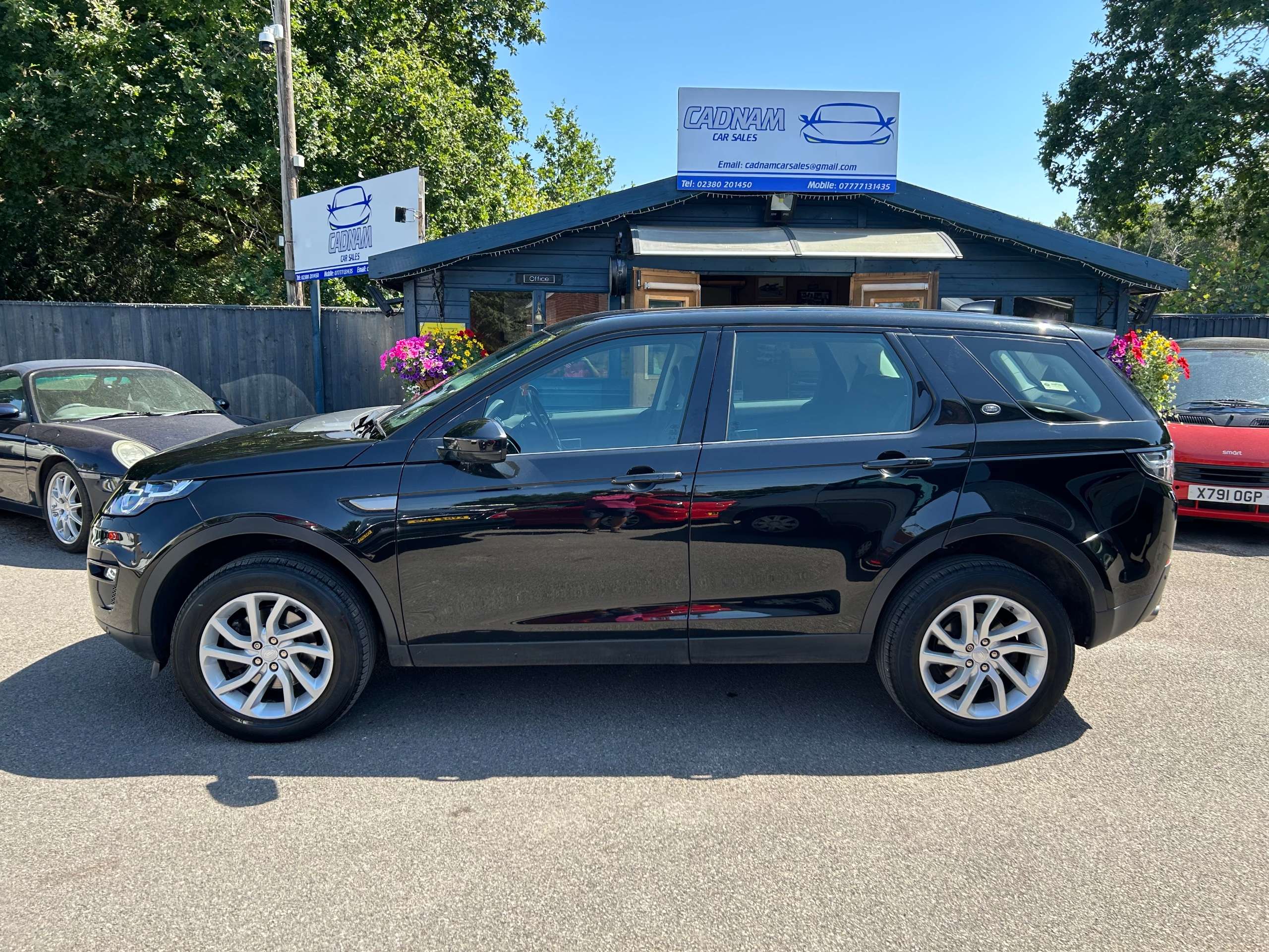 A 2017 LAND ROVER DISCOVERY SPORT 2.0 TD4 SE Tech SUV 5dr Diesel Manual 4WD Euro 6 (s/s) (180 ps) A 2017 LAND ROVER DISCOVERY SPORT 2.0 TD4 SE Tech SUV 5dr Diesel Manual 4WD Euro 6 (s/s) (180 ps)